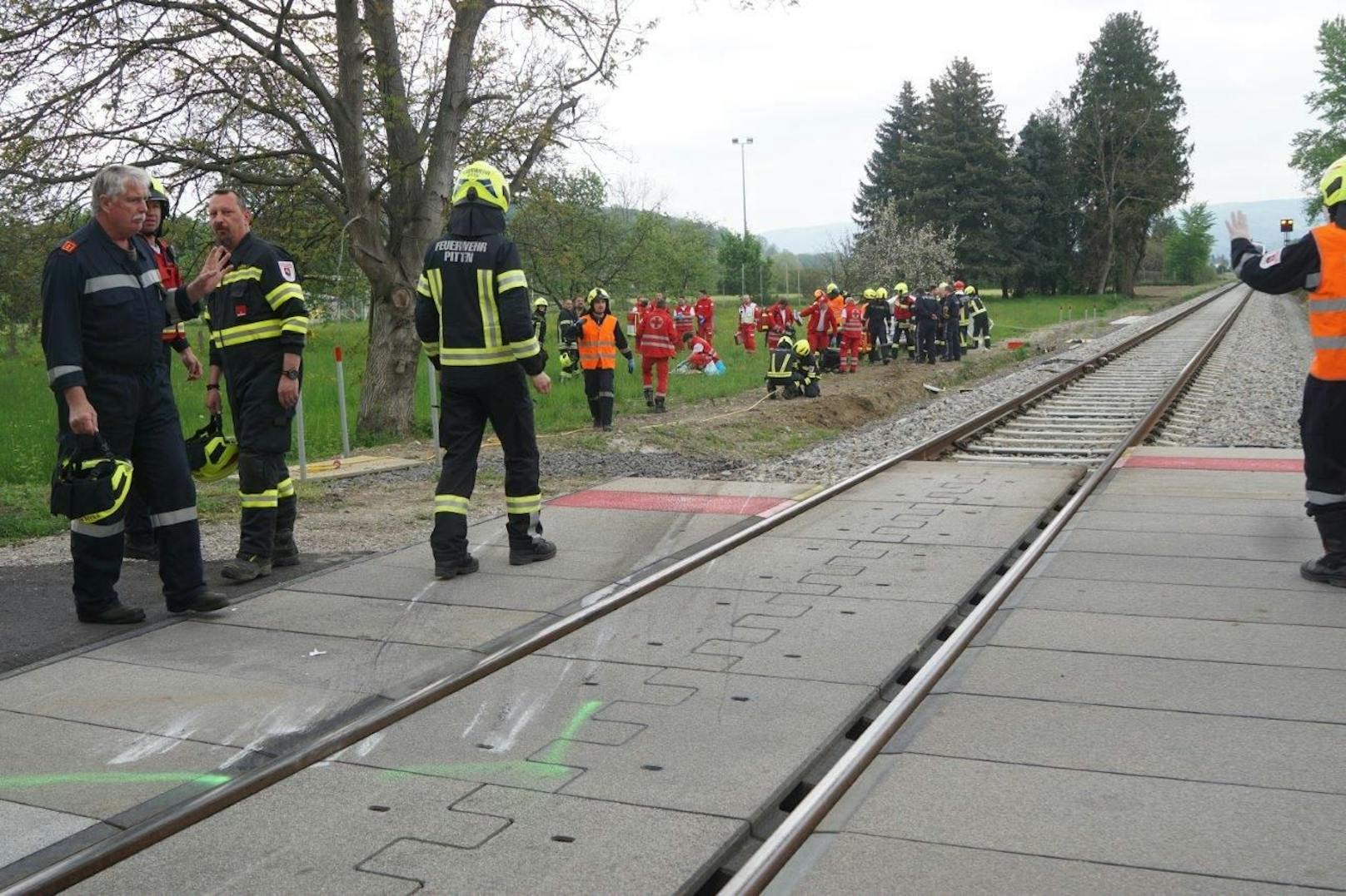 Auto krachte gegen Zug: Der Pkw-Lenker wurde schwer verletzt.