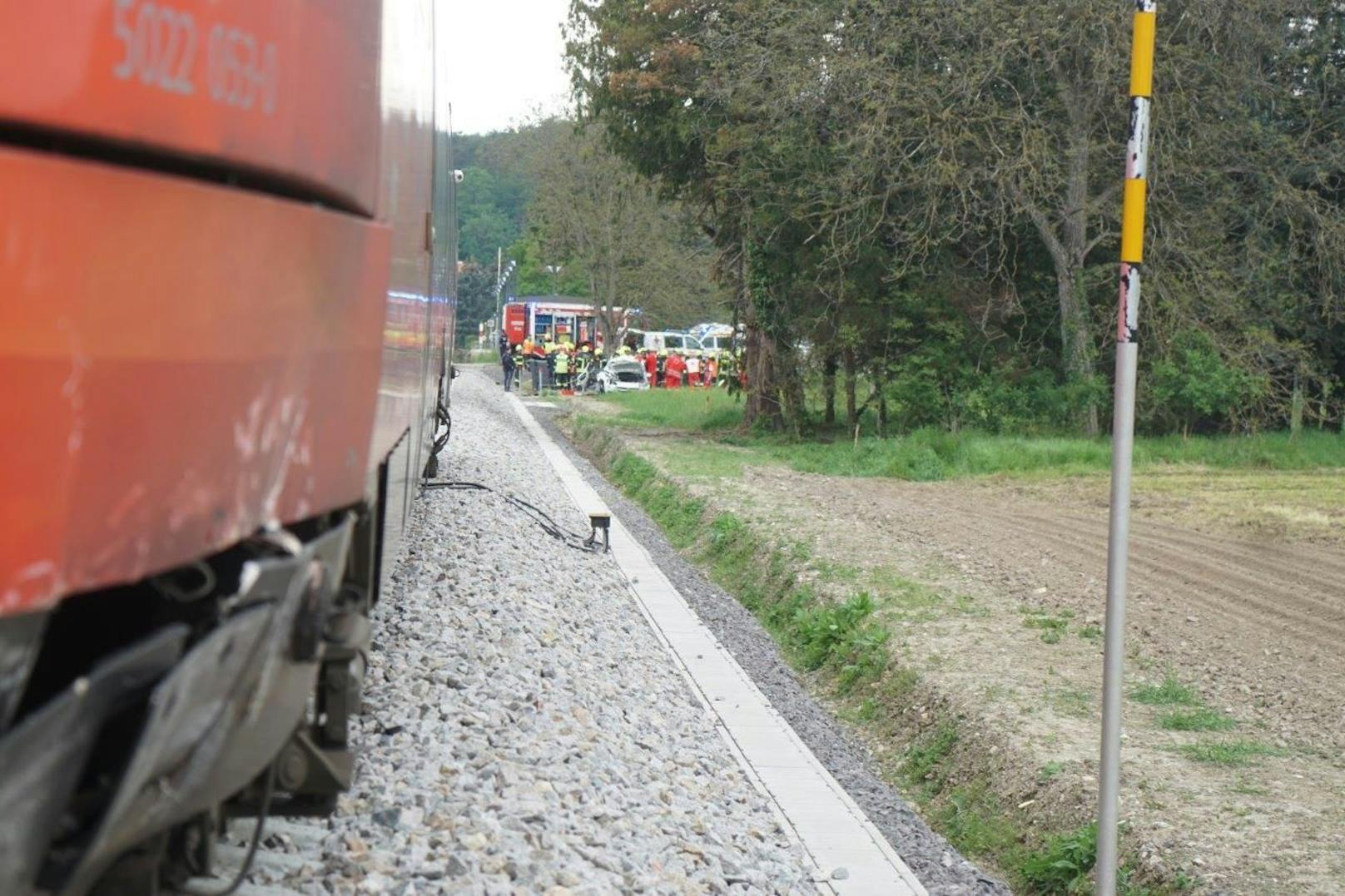 Auto krachte gegen Zug: Der Pkw-Lenker wurde schwer verletzt.