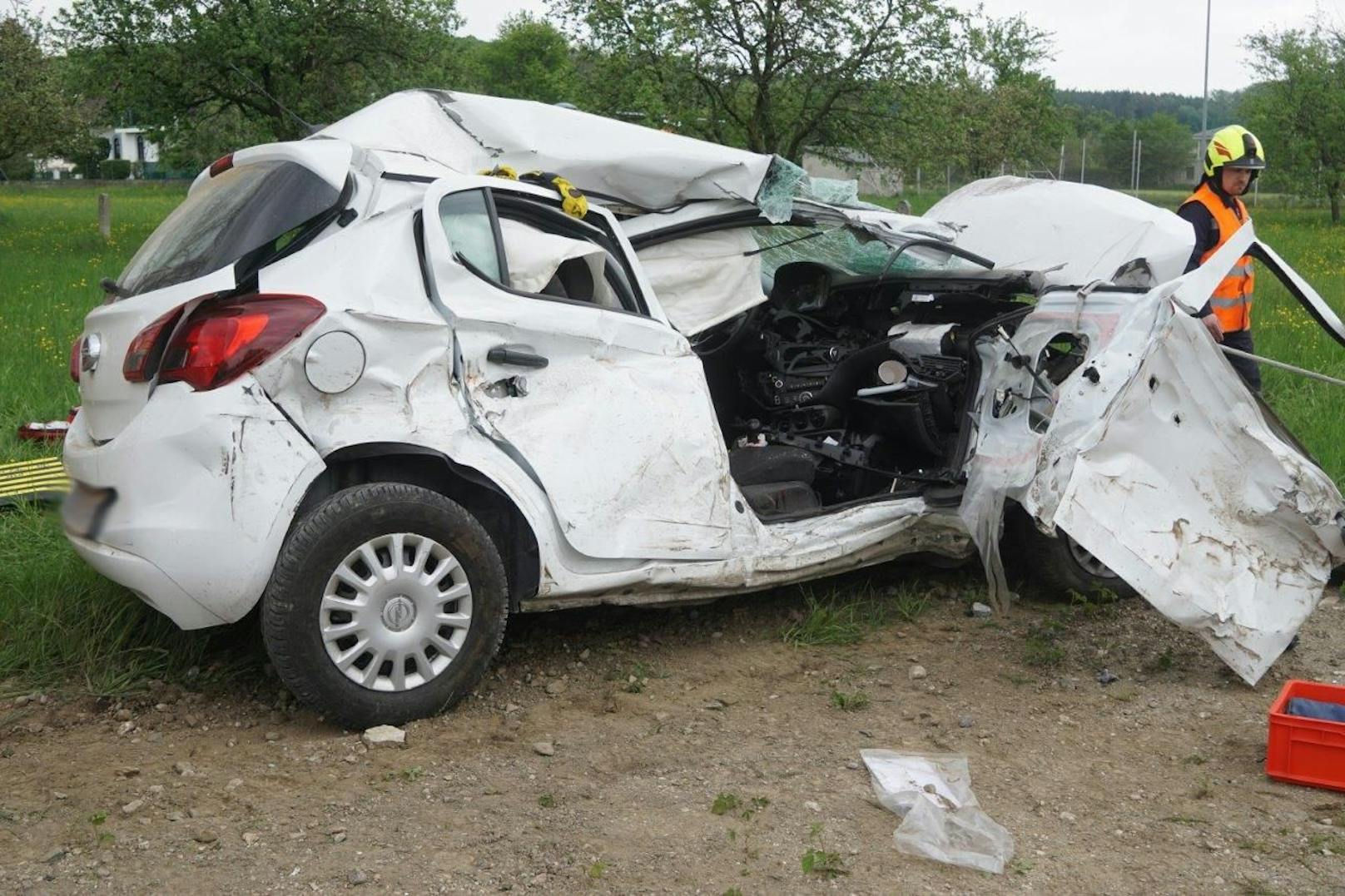 Auto krachte gegen Zug: Der Pkw-Lenker wurde schwer verletzt.