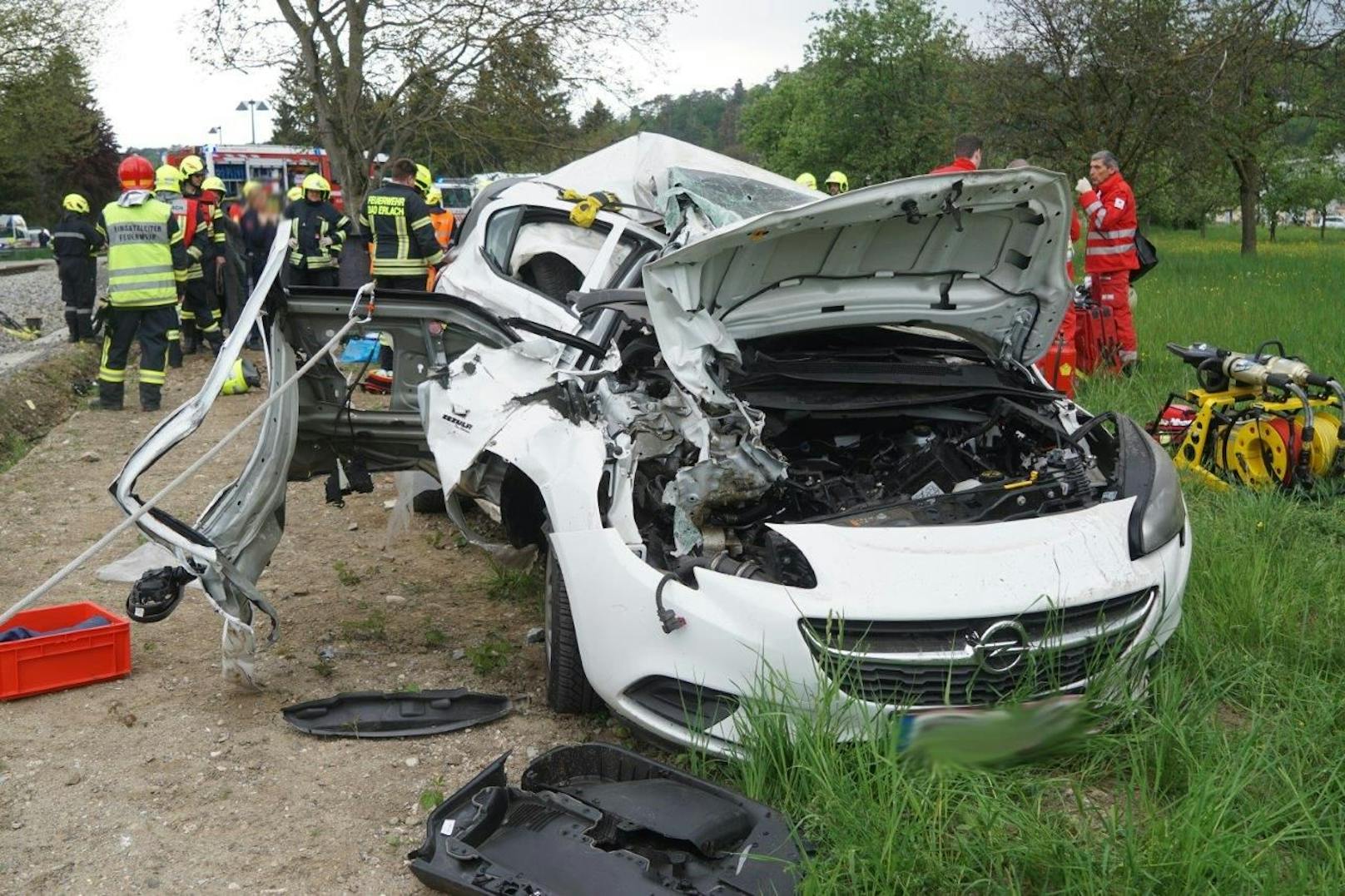 Das schwer beschädigte Auto