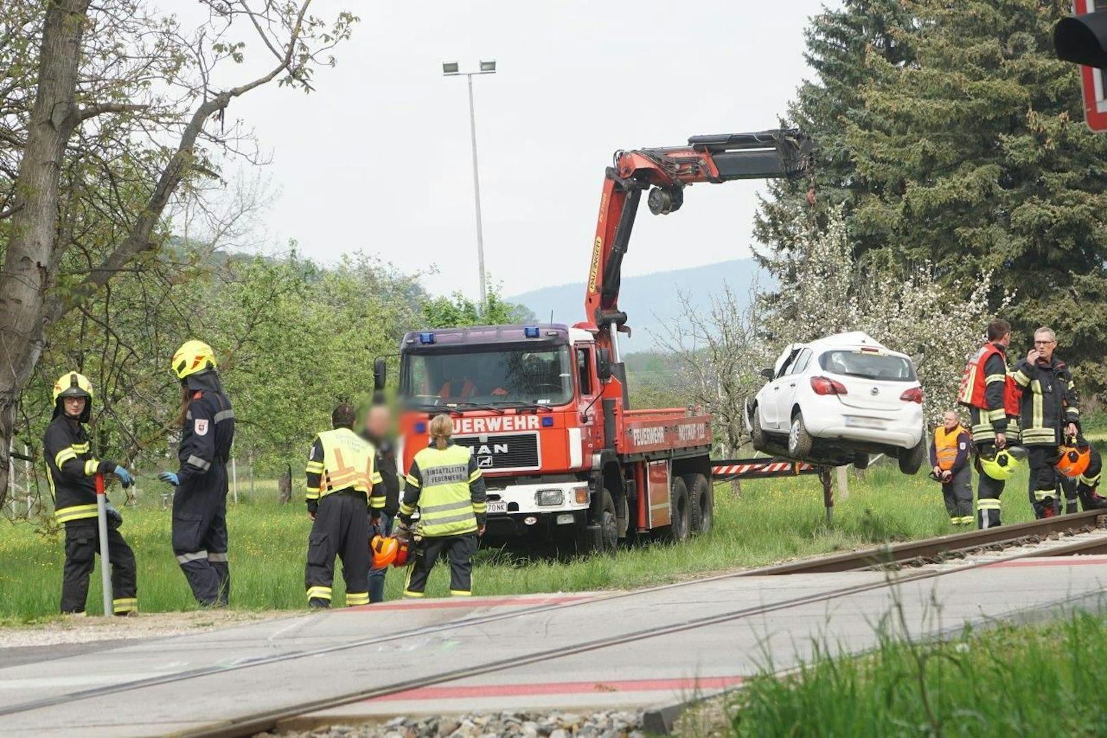 Die Feuerwehr bei den Bergungsarbeiten