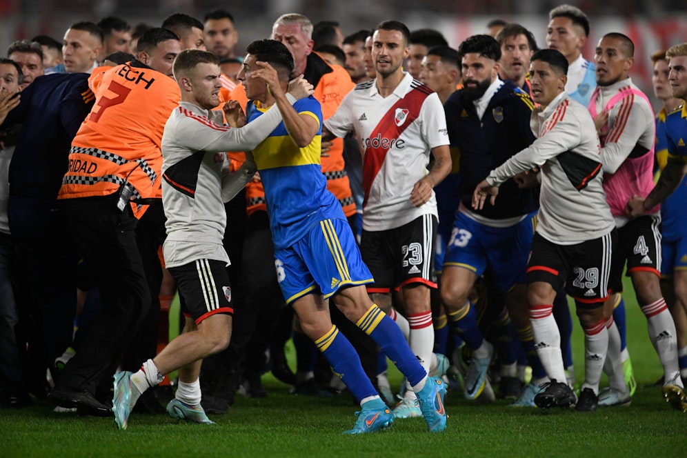 River Plate gegen Boca Juniors: Gerangel am Platz in Buenos Aires