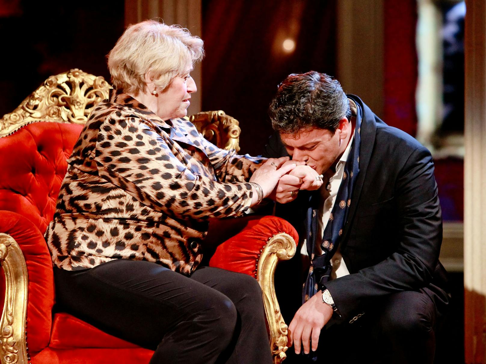 Schmusesänger <strong>Patrizio Buanne</strong> küsst die Hand seiner Mutter beim "Herbstfest der Überraschungen", 2012.