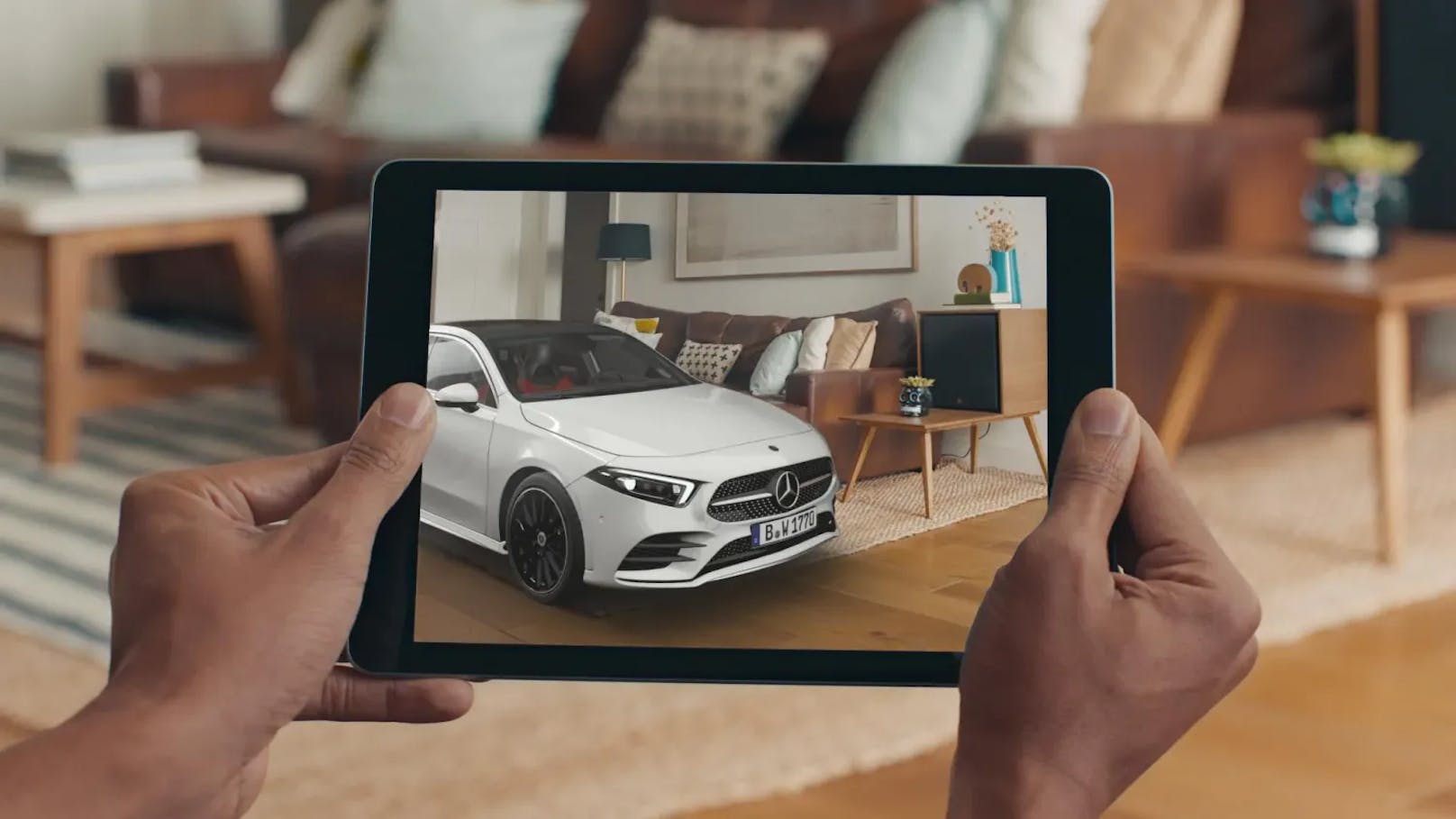 Auch Mercedes-Benz bietet digitale Tools um Kunden einen Mehrwert zu bieten, nebst einer 3D-Augmented-Reality-App gibt es auch eine VR-Brille mit der man sein Wunschfahrzeug virtuell erleben kann.