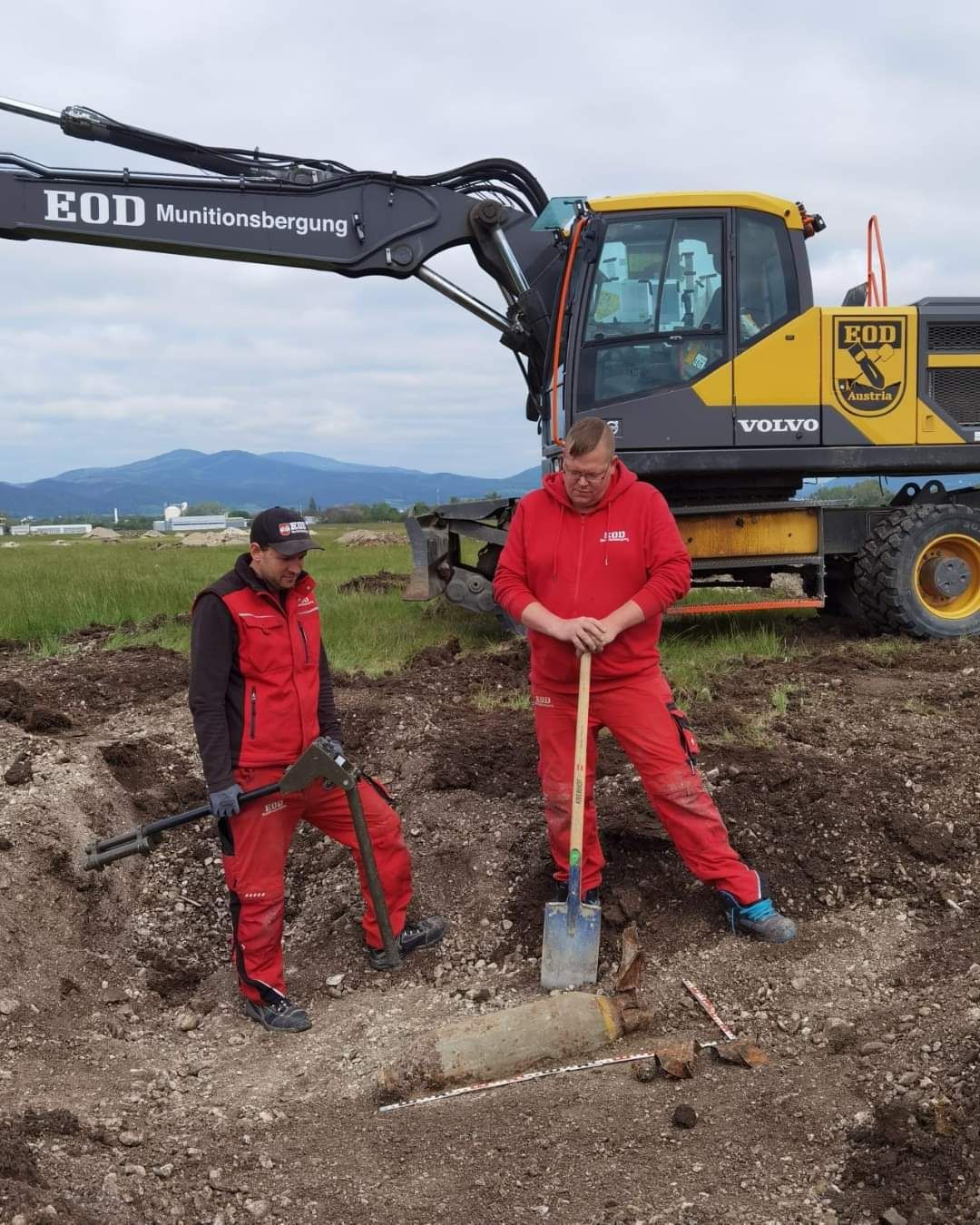 Florian Wagendristl und Christoph Däubl (r.) legten die 50-Kilo-Fliegerbombe frei.