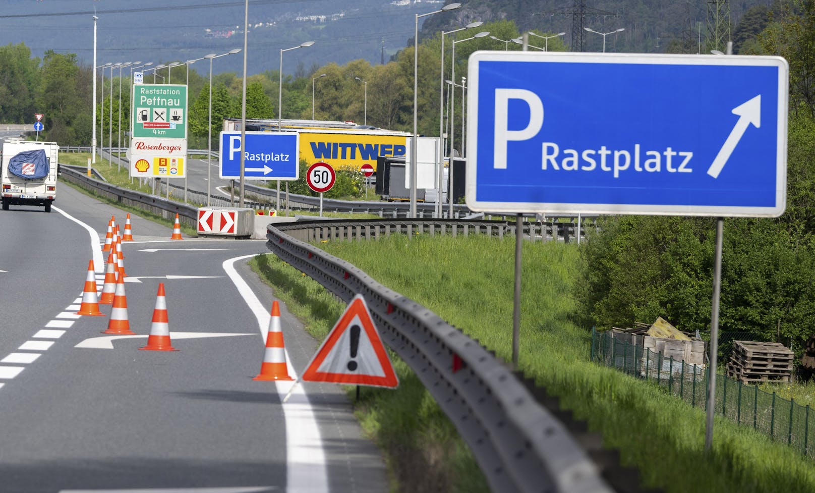Ein tödlich verletzter Mann ist am Sonntag auf einem Autobahnparkplatz bei Zirl (Bezirk Innsbruck-Land) aufgefunden worden. Er lag in einem Klein-Lkw.