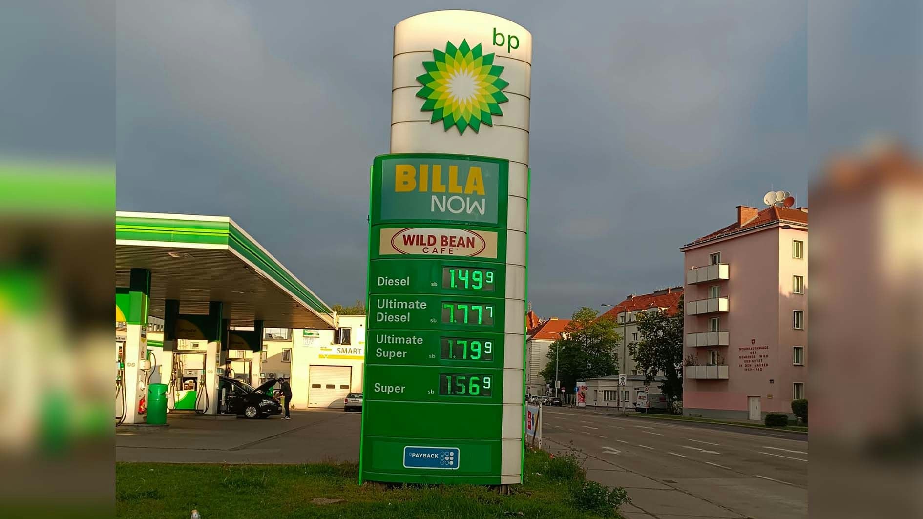 Tankstellen-Anzeigetafel sorgt für Verwirrung.