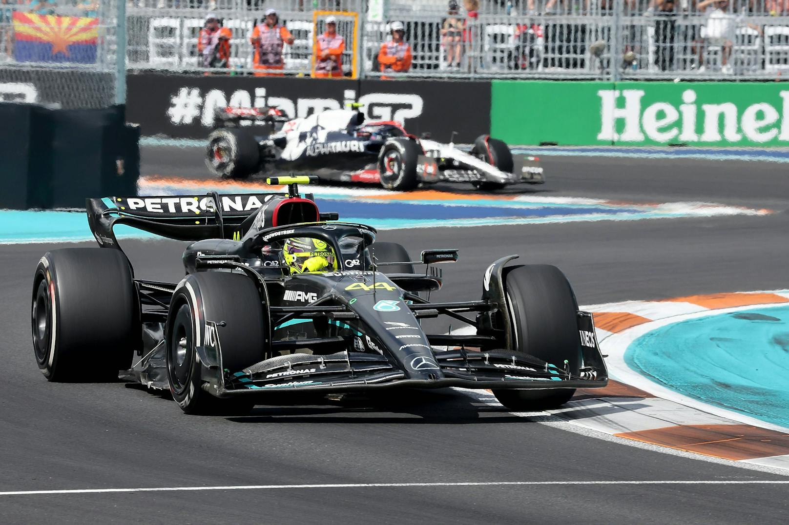 6. Lewis Hamilton (Mercedes) - Note: 2. Nach seiner miesen Quali kämpfte sich der Rekordweltmeister im Rennen sukzessive nach vorne und holte am Ende noch wichtige WM-Zähler.