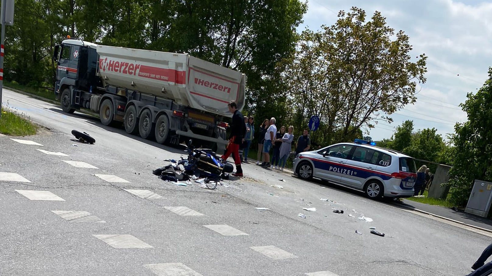 Ein Lkw und ein Motorrad kollidierten am Montag - der Motorradfahrer wurde dabei schwer verletzt. 
