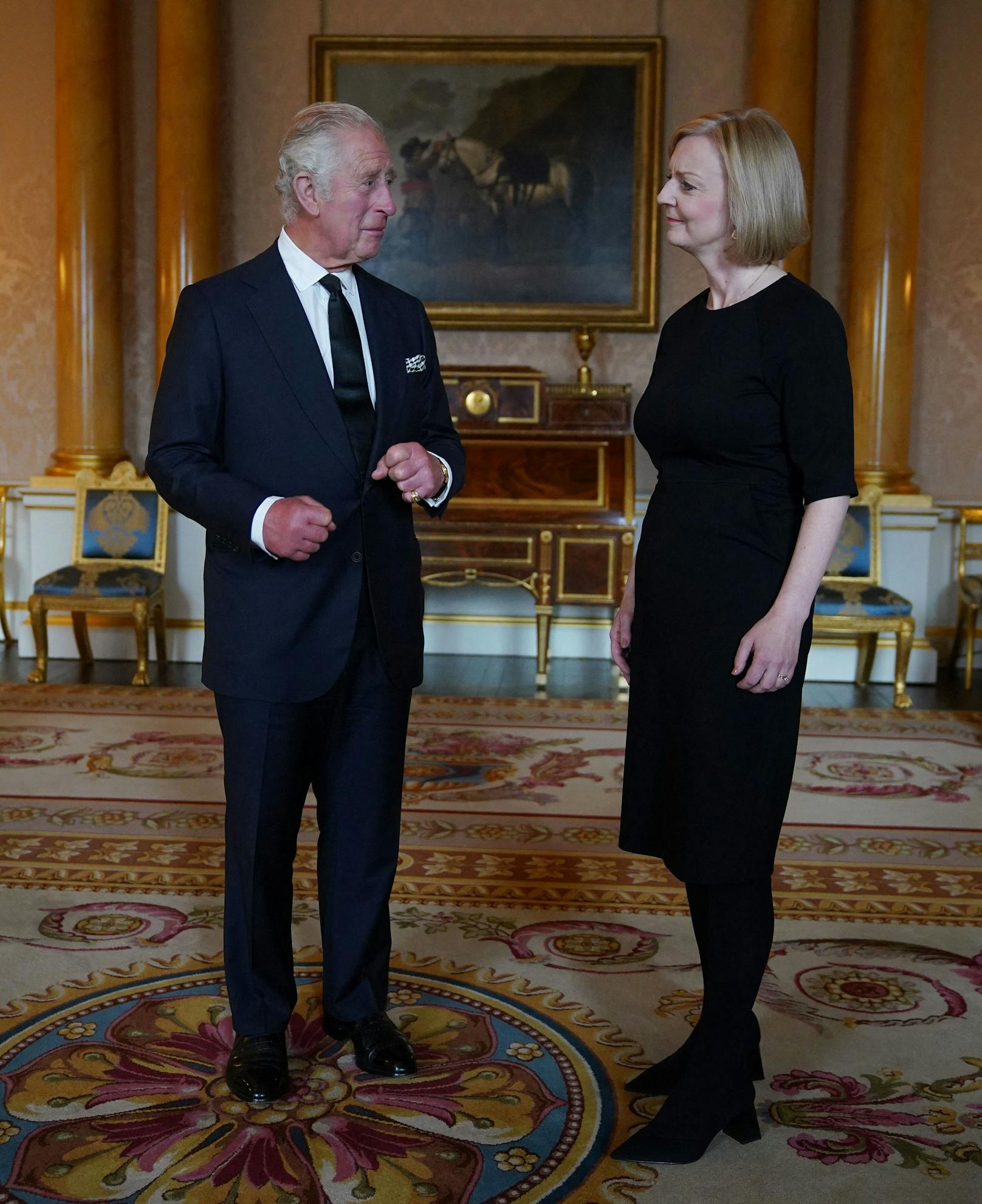 Genauso wie beim ersten Treffen mit der Premierministerin Liz Truss im Buckingham-Palast.