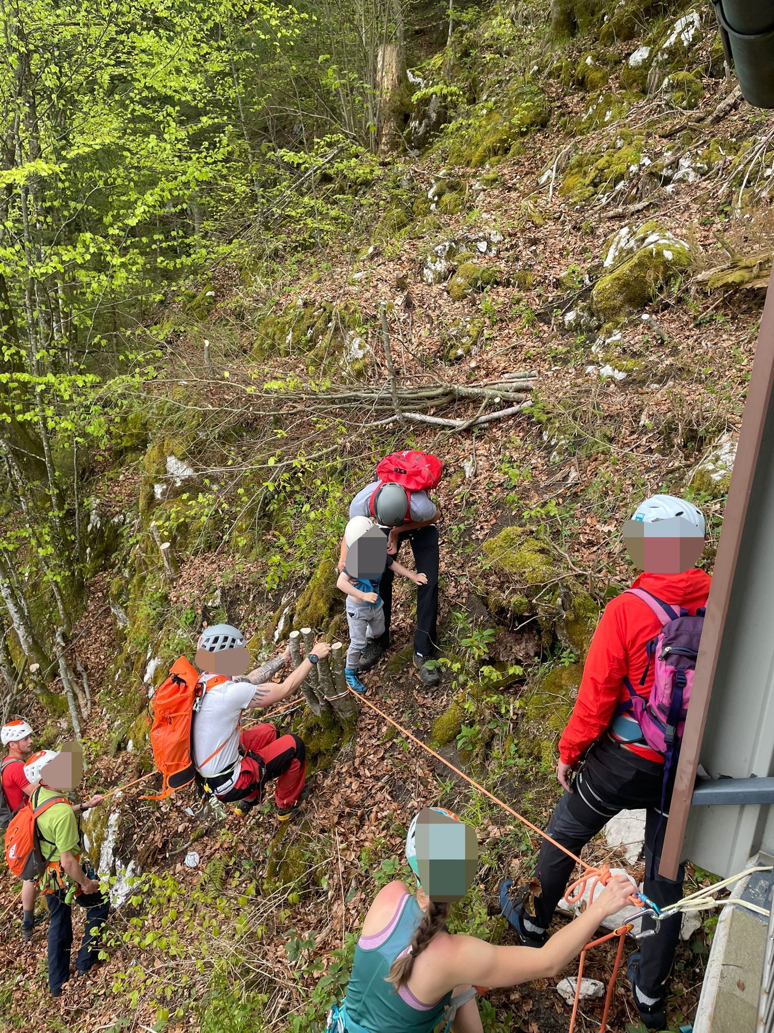 Der Bub konnte von der Bergrettung Hallstatt und einem Alpinpolizisten gemeinsam gerettet werden.