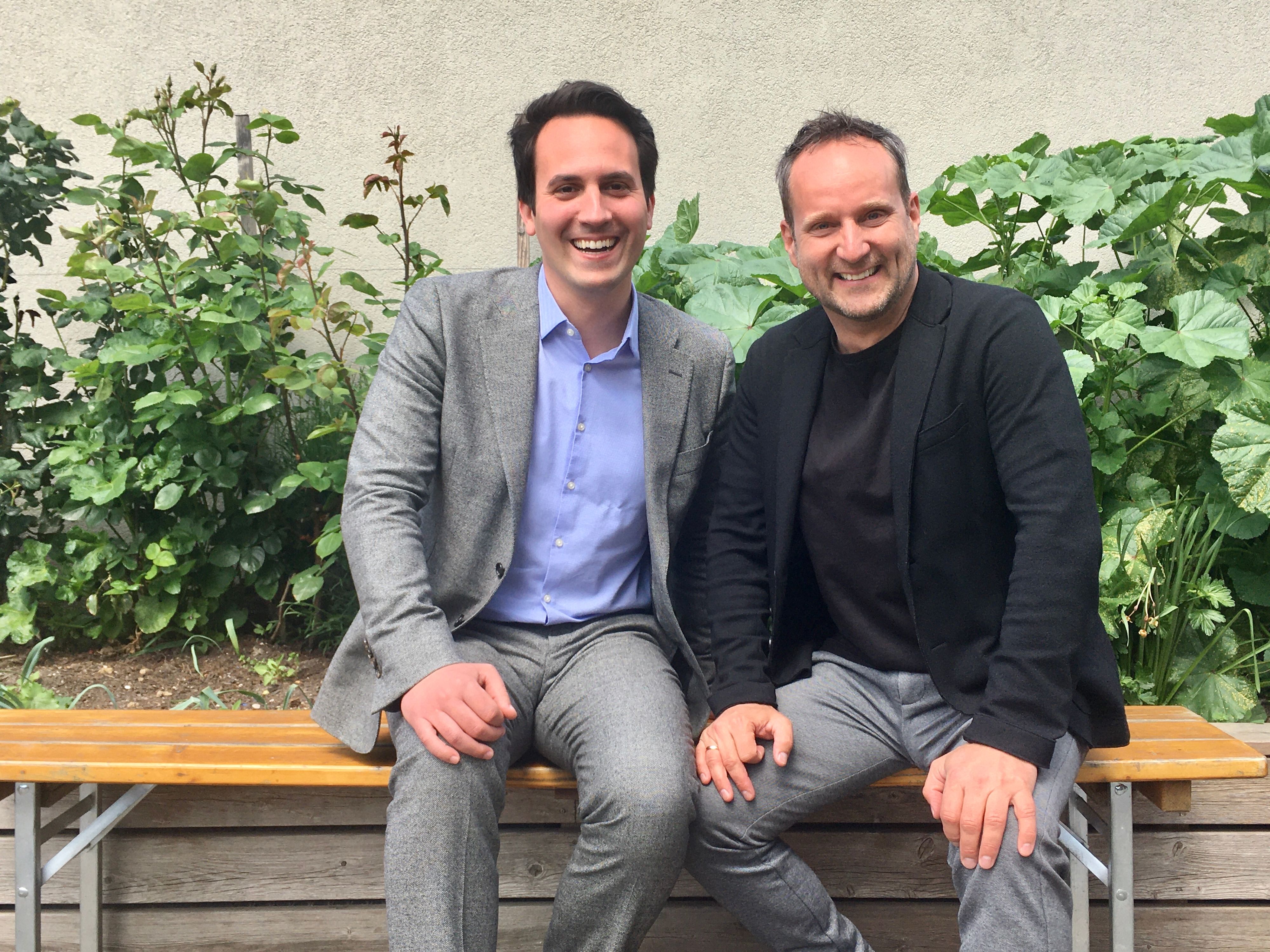 Bildungsstadtrat Christoph Wiederkehr (NEOS) und sein ehemaliger Parteichef Matthias Strolz haben Großes vor: Schule soll wieder Spaß machen