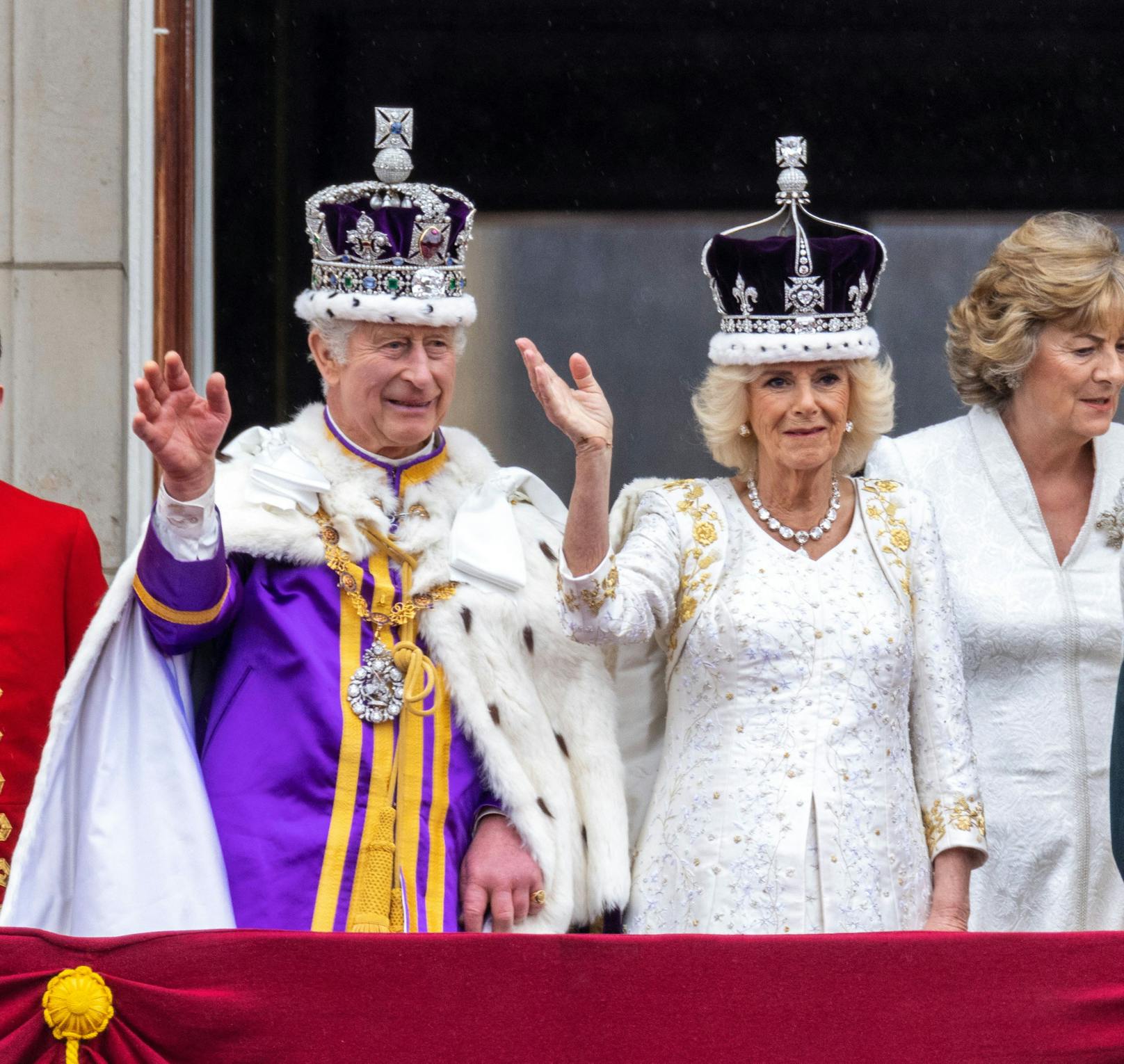 King Charles III. wurde am Samstag offiziell gekrönt. Auf den zahlreichen Fotos vom Tag fielen einigen Beobachtern die geschwollenen Finger des Monarchen auf.