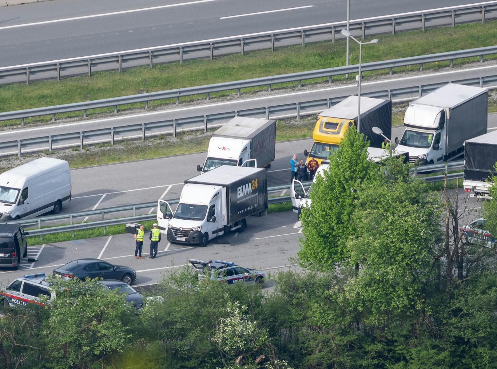 Ein tödlich verletzter Mann ist am Sonntag auf einem Autobahnparkplatz bei Zirl (Bezirk Innsbruck-Land) aufgefunden worden. Er lag in einem Klein-Lkw.
