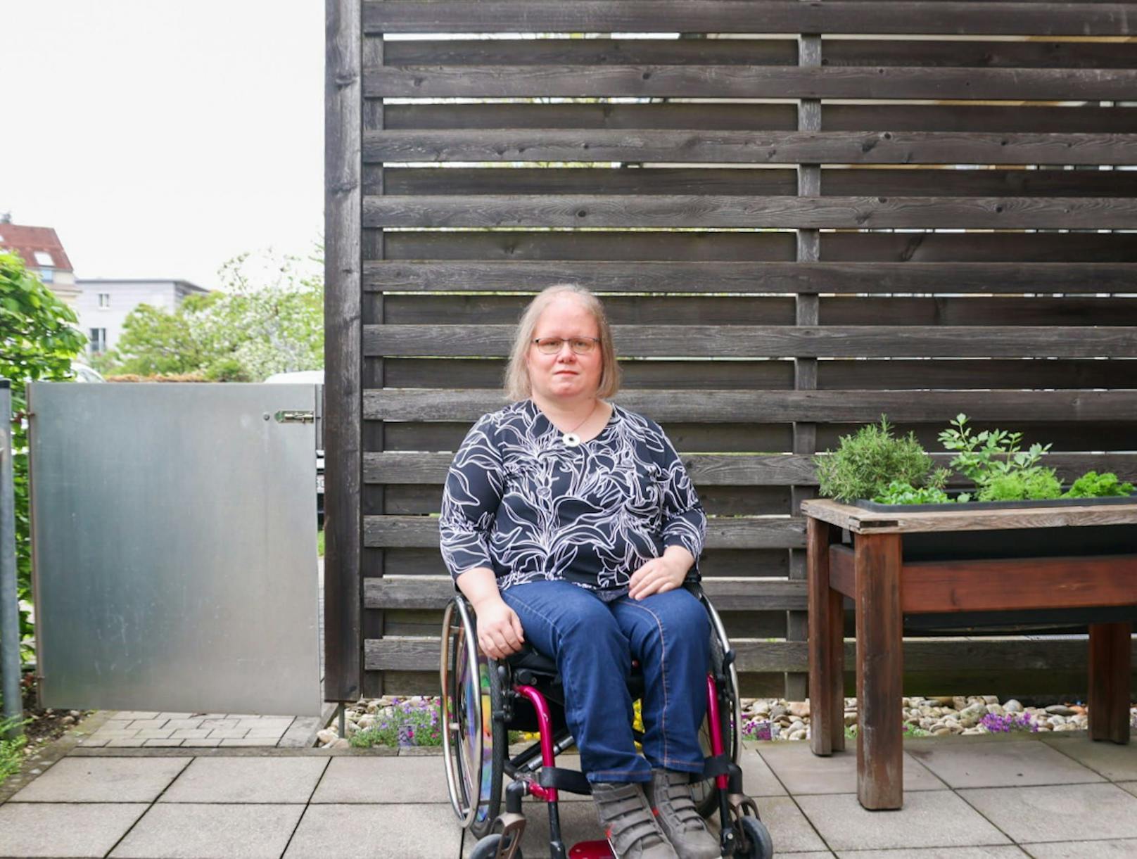 Elisabeth Parkfrieder-Zunk sitzt seit ihrer Geburt im Rollstuhl. Sie braucht Persönliche Assistenten, um ihr Leben selbstbestimmt zu meistern.