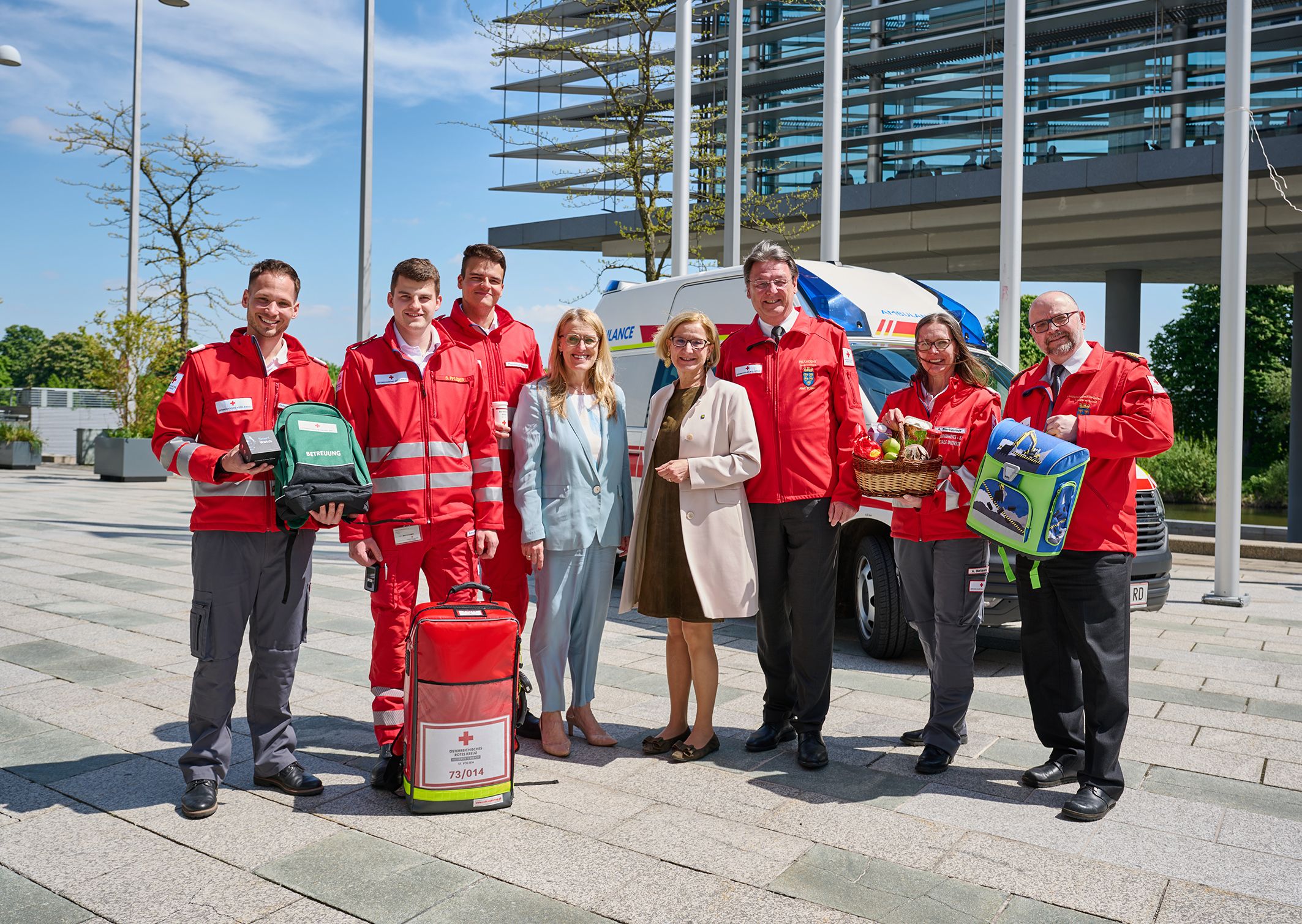 Rot-Kreuz-Präsident Josef Schmoll, Landeshauptfrau Johanna Mikl-Leitner und Gesundheitslandesrätin Ulrike Königsberger-Ludwig mit Haupt- und Ehrenamtlichen des Roten Kreuzes vor dem Landhaus St. Pölten.