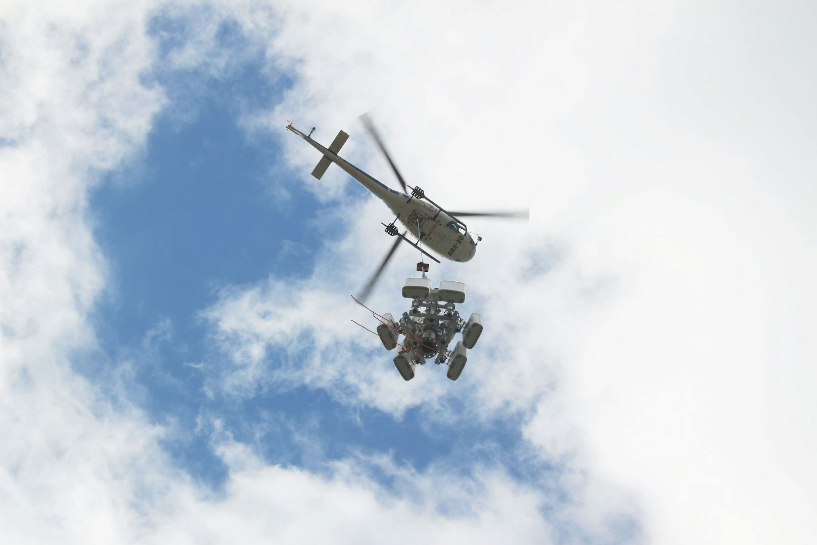 Das 1.300 kg schwere Element musste vom Hubschrauberpiloten millimetergenau auf das Tragewerk gesetzt werden.