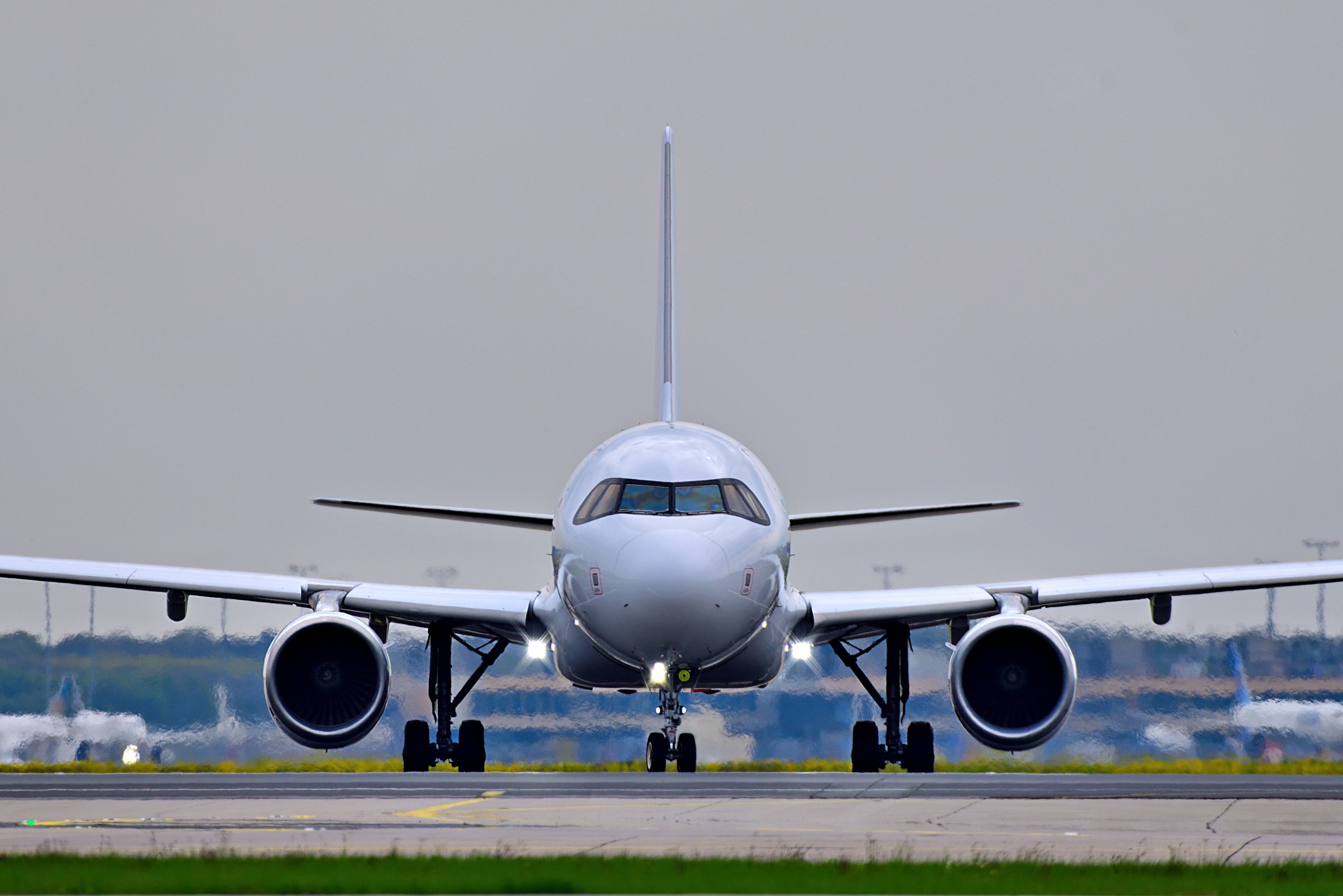 Im Sommer droht aufgrund angekündigter Streiks und einer gigantischen Nato-Übung ein großes Chaos im Flugverkehr. 