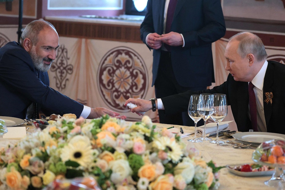 Der russische Präsident Wladimir Putin setzt auch nach der Corona-Pandemie auf eine ordentliche Händedesinfektion.