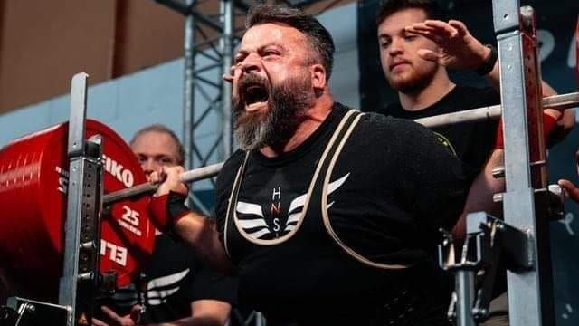 Orhan Bilican brach zusammen, während er 420 Kilo hob. Schwer verletzt muss er an beiden Beinen operiert werden. 