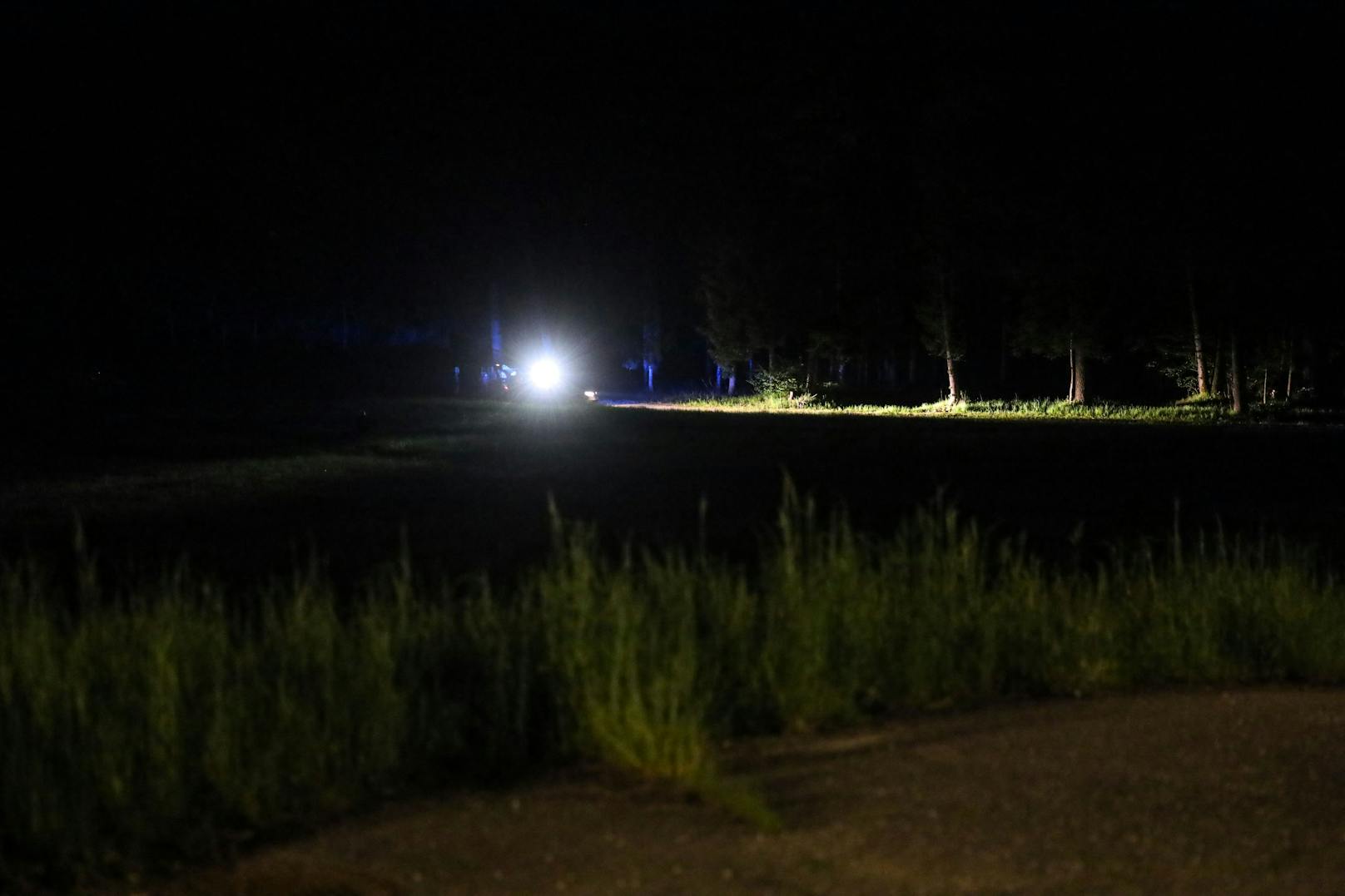 Einsatzkräfte von Feuerwehr, Rettung und Polizei standen am späten Montagabend in Adlwang (Bezirk Steyr-Land) bei einer Personenrettung im Einsatz.