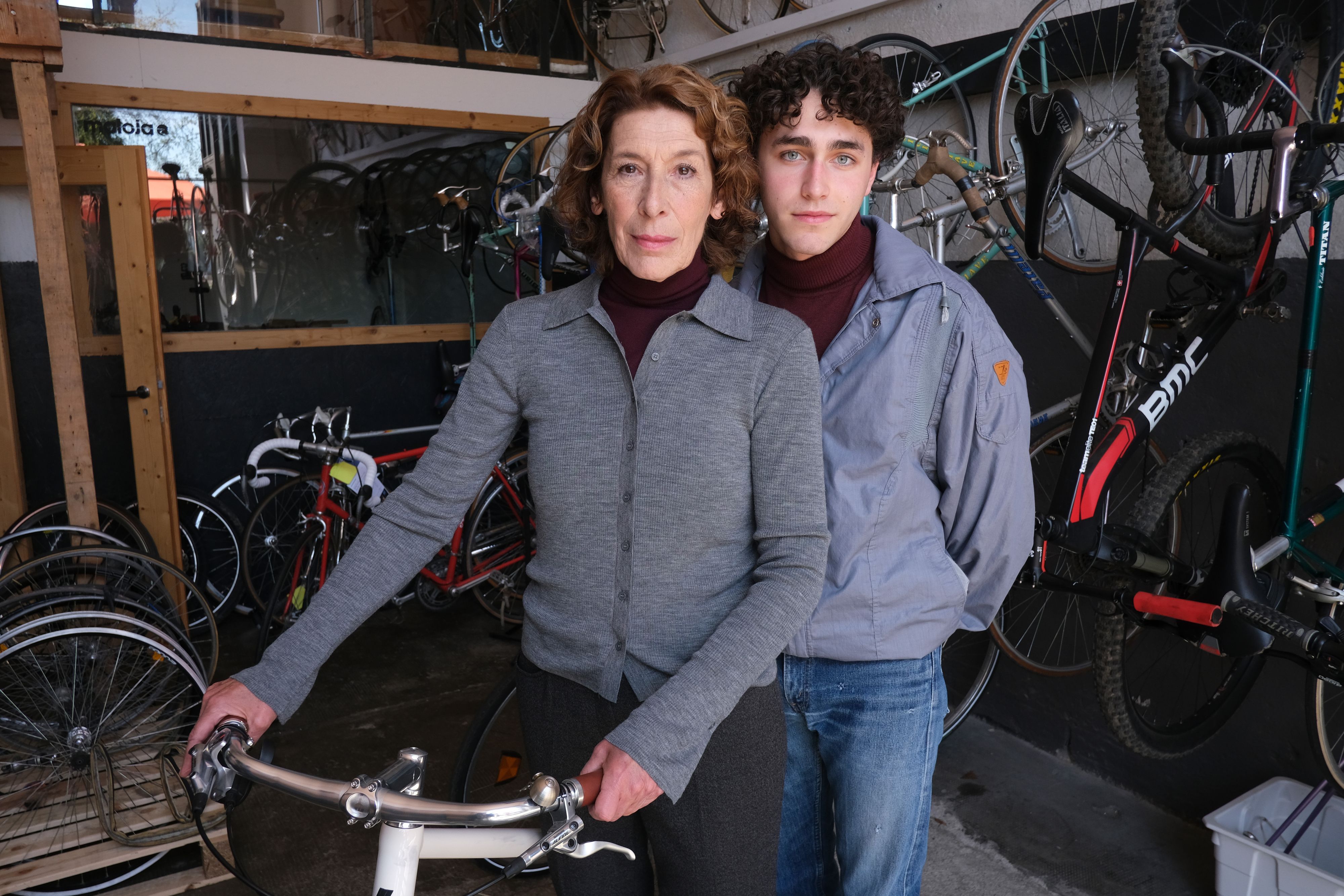 "Adele Neuhauser ist "Ungeschminkt"", "Dreharbeiten zu ORF/BR-Komödie von Uli Brée und Dirk Kummer mit u.a. Eva Mattes und Ulrich Noethen in weiteren Rollen." Nach dem großen Quoten-Erfolg von "Faltenfrei" steht Publikumsliebling Adele Neuhauser seit Donnerstag, dem 4. Mai 2023, erneut unter der Regie von Dirk Kummer und nach einem Drehbuch von Uli Brée vor der Kamera. "Ungeschminkt" lautet der Titel der neuesten ORF/BR-Komödie, die die Geschichte von Josefa erzählt, die einmal Josef hieß, und die Geschichte der Menschen, die sie lieben. Neben Adele Neuhauser (auch am 29. Mai im Austro-"Tatort - Azra" in ORF 2) in der Hauptrolle spielen u. a. weiters Eva Mattes, Ulrich Noethen, Riccardo Campione, Hayal Kaya, Matthias Matschke, Florian Jahr, Luise Kinseher, Stefan Merki, Felix Everding, Michael Lerchenberg und Michael A. Grimm. Die Dreharbeiten in München und Umgebung dauern voraussichtlich bis Anfang Juni. Die Ausstrahlung in ORF 2 ist für 2024 geplant.Im Bild: Adele Neuhauser (Josefa) Riccardo Campione (Josef). - Veroeffentlichung fuer Pressezwecke honorarfrei ausschliesslich fuer die redaktionelle Berichterstattung in Zusammenhang mit Sendungen oder Veranstaltungen des ORF. Foto: ORF/BR/Bavaria Fiction/Jacqueline Krause-Burberg. Andere Verwendung honorarpflichtig und nur nach schriftlicher Genehmigung der ORF-Fotoredaktion. Copyright: ORF, Hugo-Portisch-Gasse 1, A-1136 Wien, Tel. +43-(0)1-87878-13606