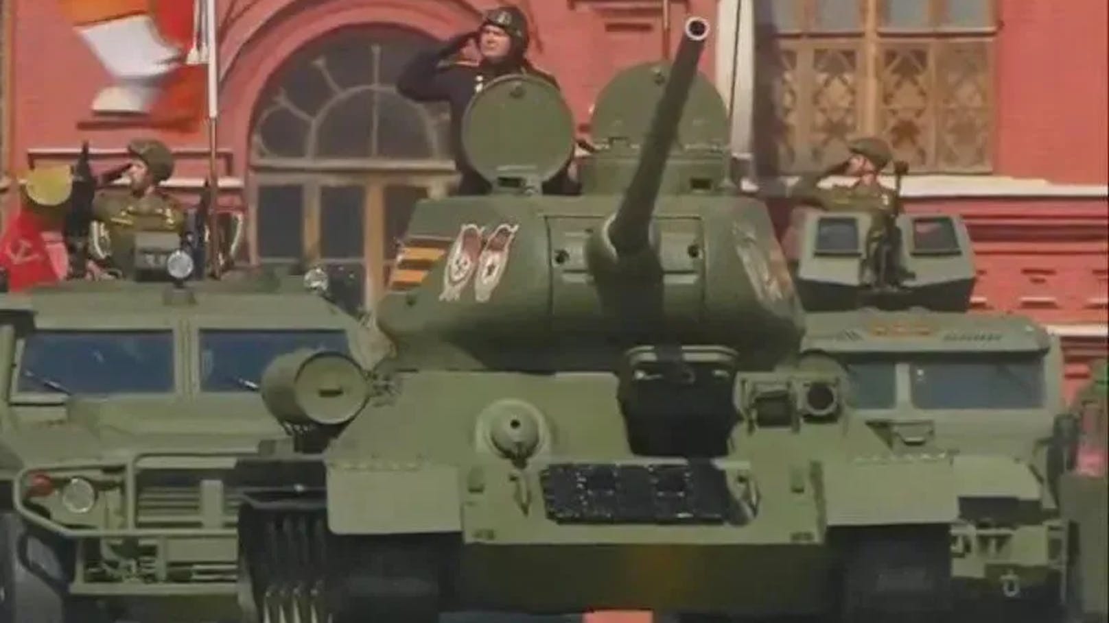 Kampfpanzer fehlten bei der Parade, mit Ausnahme des historischen T-34.
