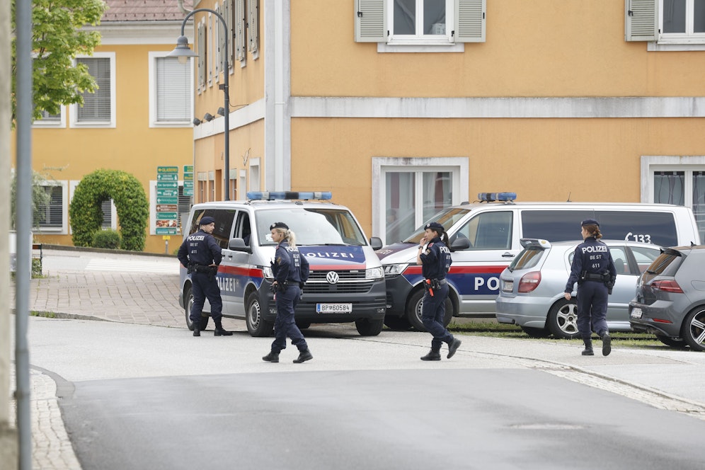 Mehrere Polizeistreifen und das Einsatzkommando Cobra umstellten das Gebäude.