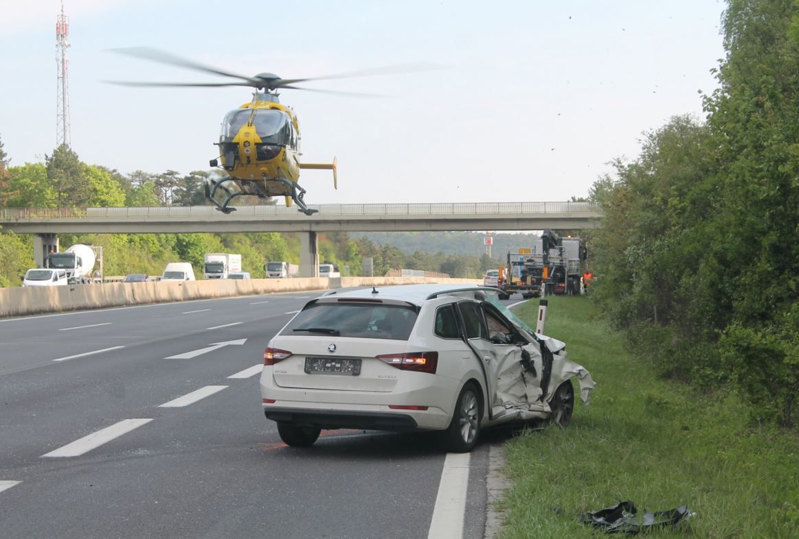 Fünf Autos kollidierten auf der A2 bei Wöllersdorf.