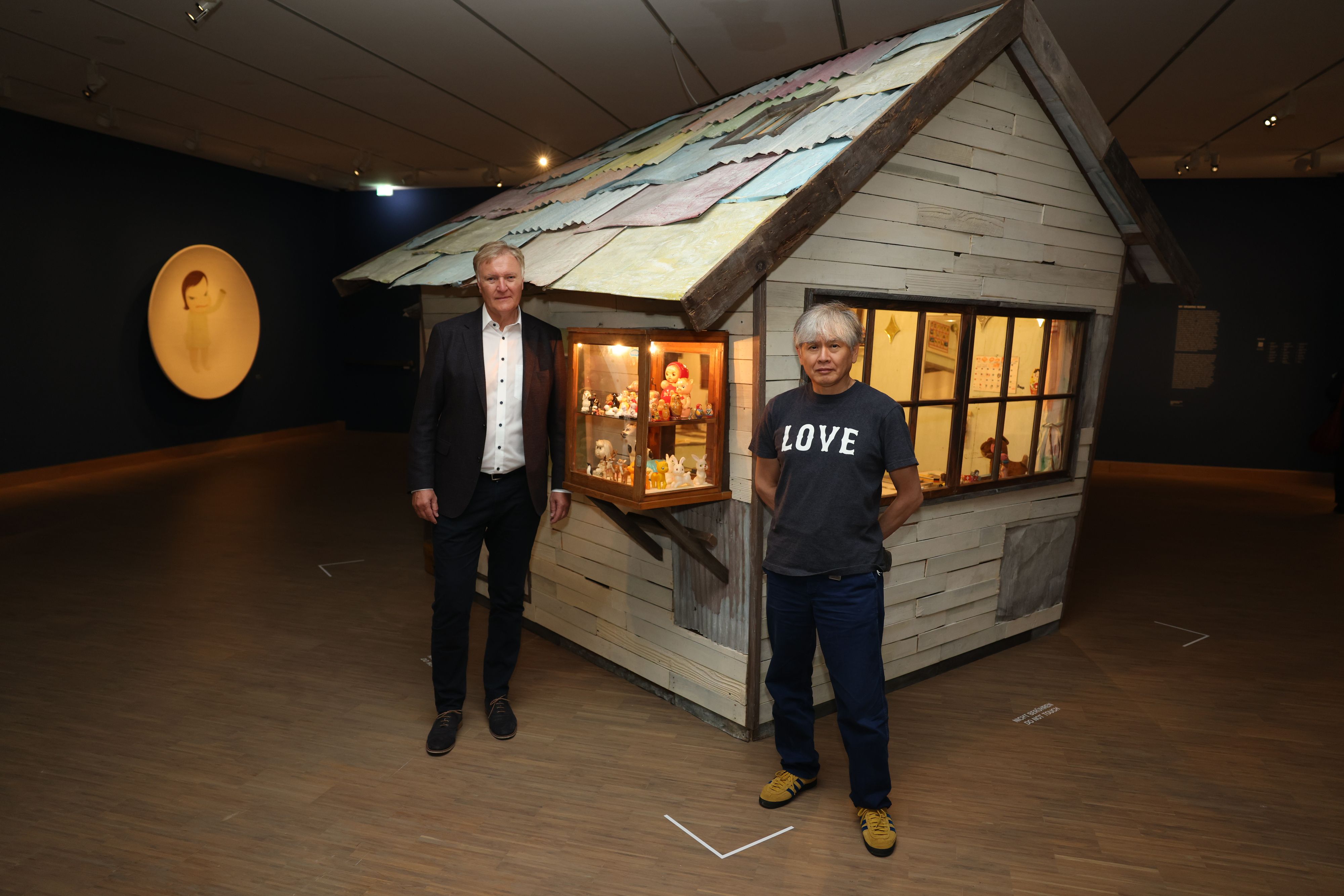 Direktor Schröder mit Künstler Nara 