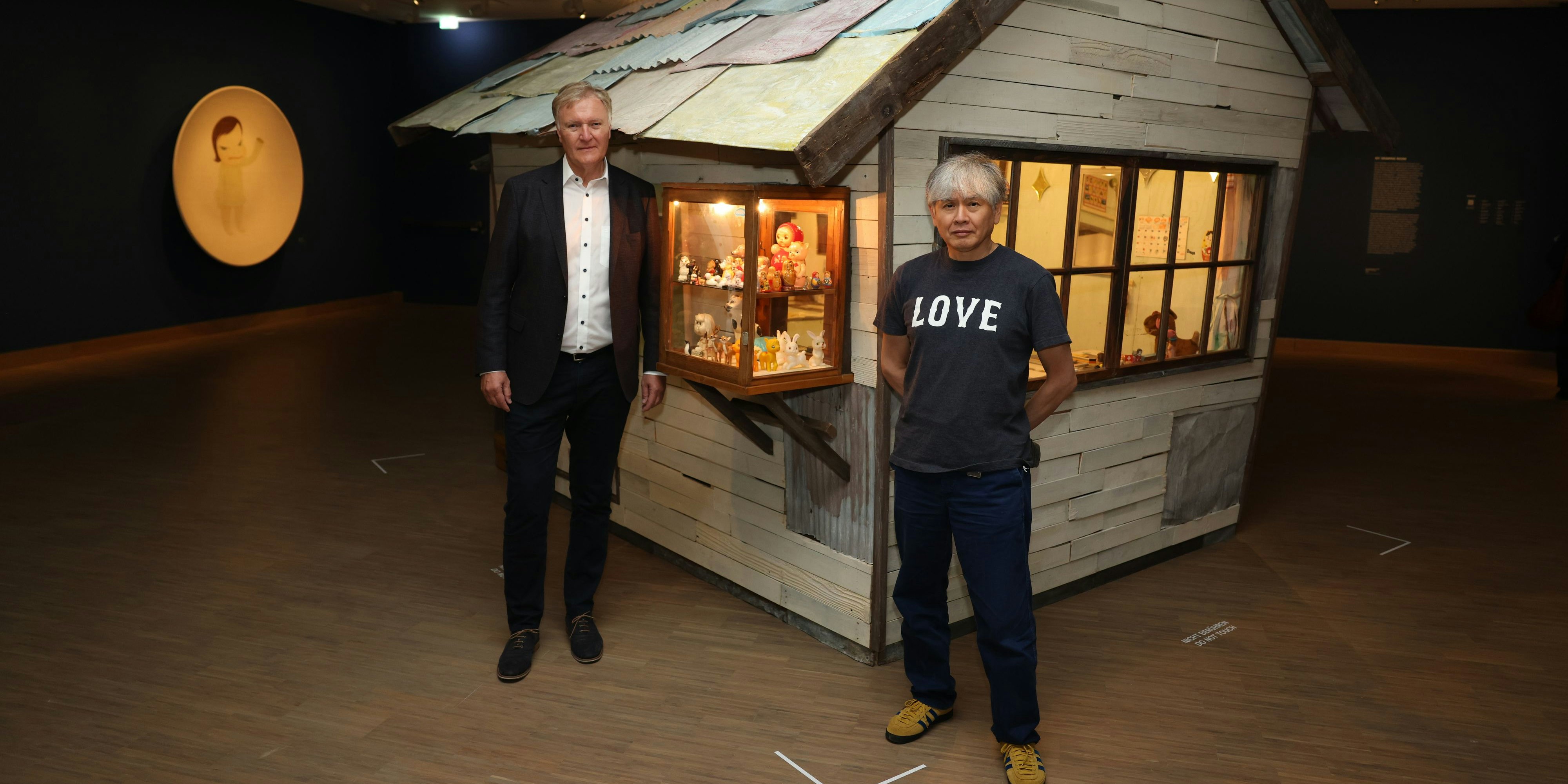 Direktor Schröder mit Künstler Nara 