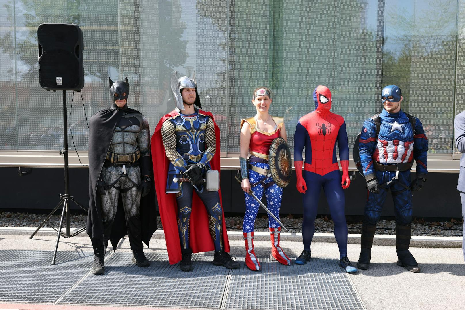 Batman, Thor, Wonder Woman, Spiderman und Captain America (v.l.) besuchten die Kinder.