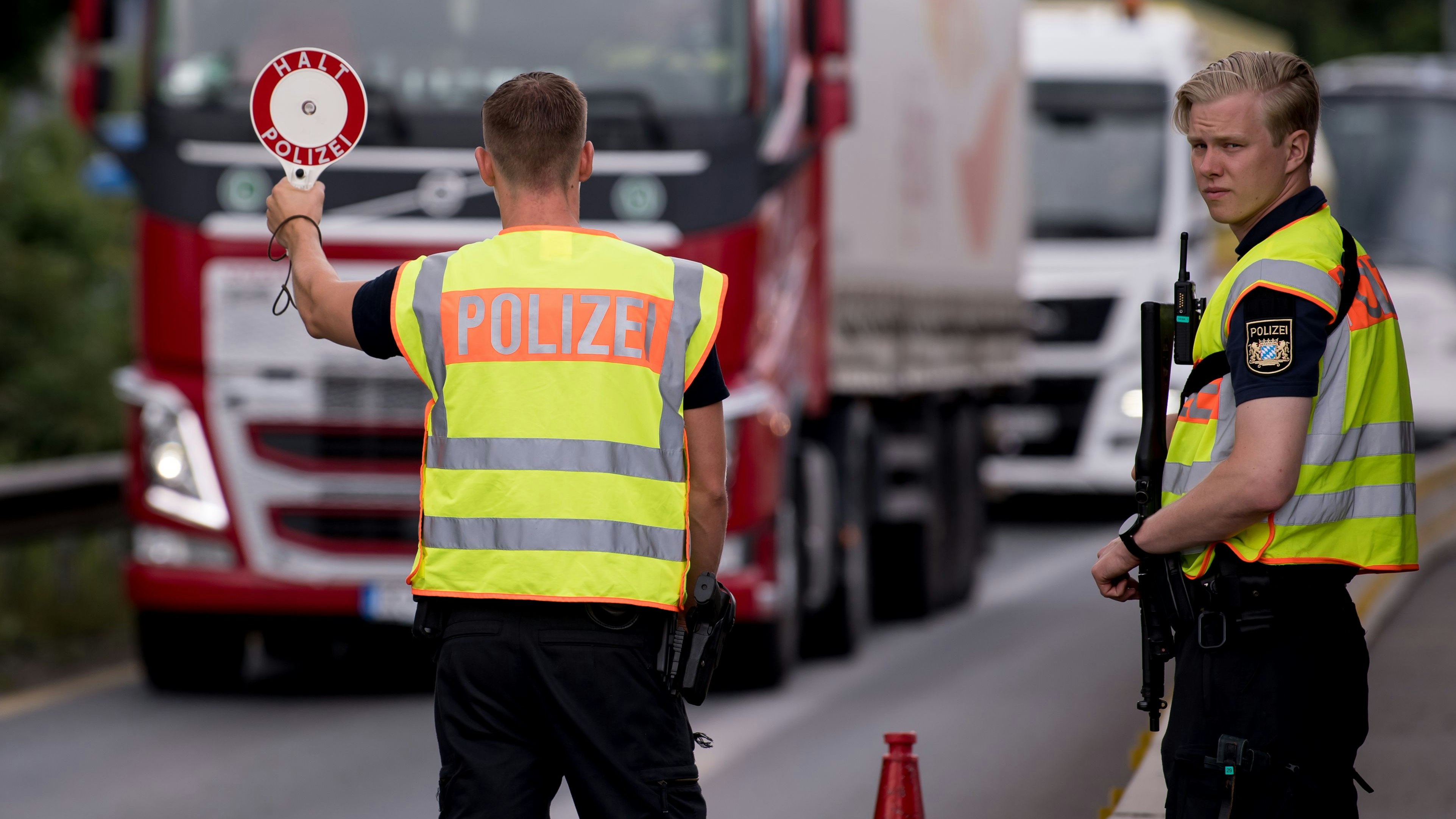 Deutschland plant, an allen Grenzen wieder Kontrollen einzuführen. Ein Stau-Chaos, gerade zu Ferienbeginn, wäre damit vorprogrammiert. 