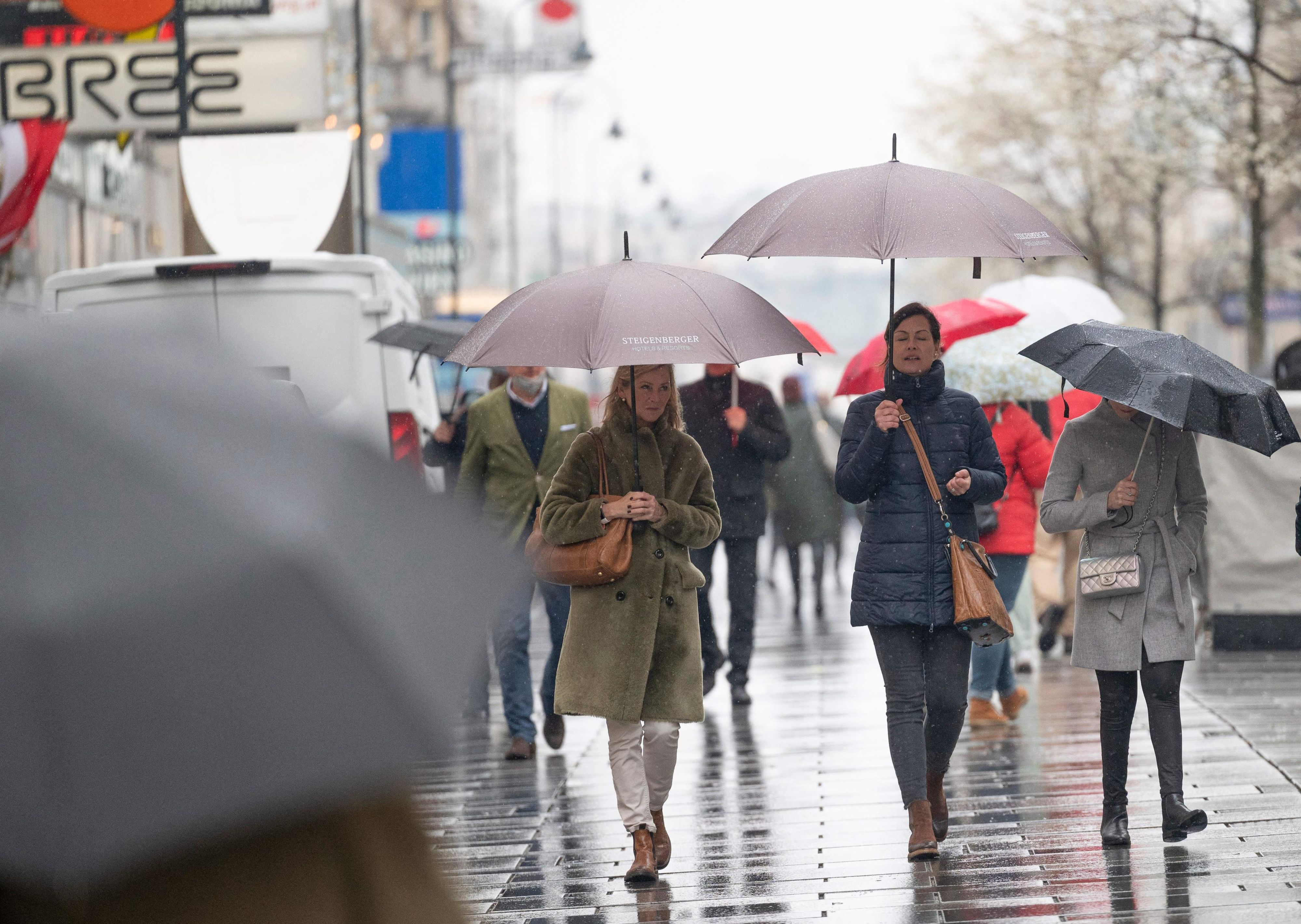 In Österreich schüttet es am Donnerstag stellenweise wie aus Kübeln.