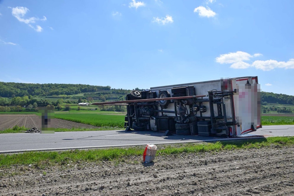 Lkw stürzte auf der B43 um