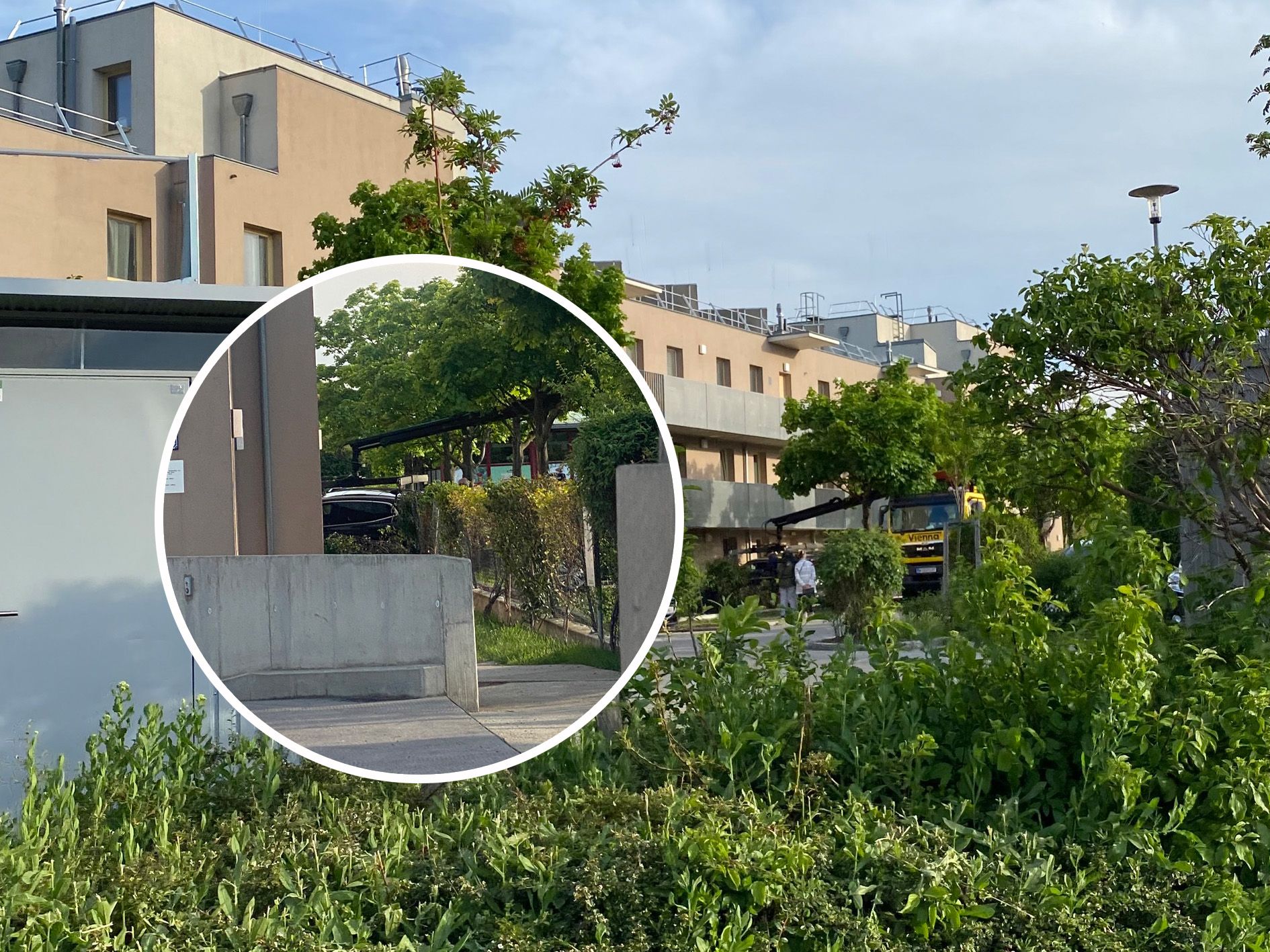 Auto kracht gegen Hausmauer