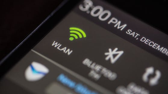 Wer sicher gehen will, dass seine Handy-Daten nicht gestohlen werden, sollte die WLAN-Funktion unterwegs abdrehen.