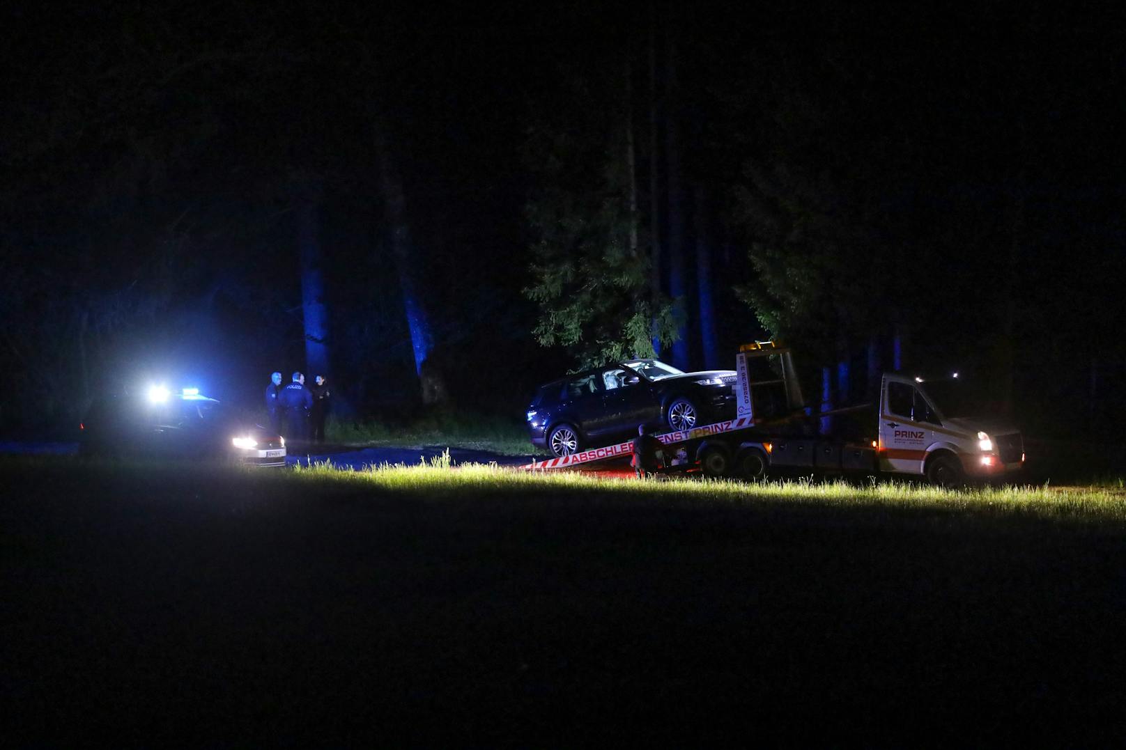 Einsatzkräfte von Feuerwehr, Rettung und Polizei standen am späten Montagabend in Adlwang (Bezirk Steyr-Land) bei einer Personenrettung im Einsatz.