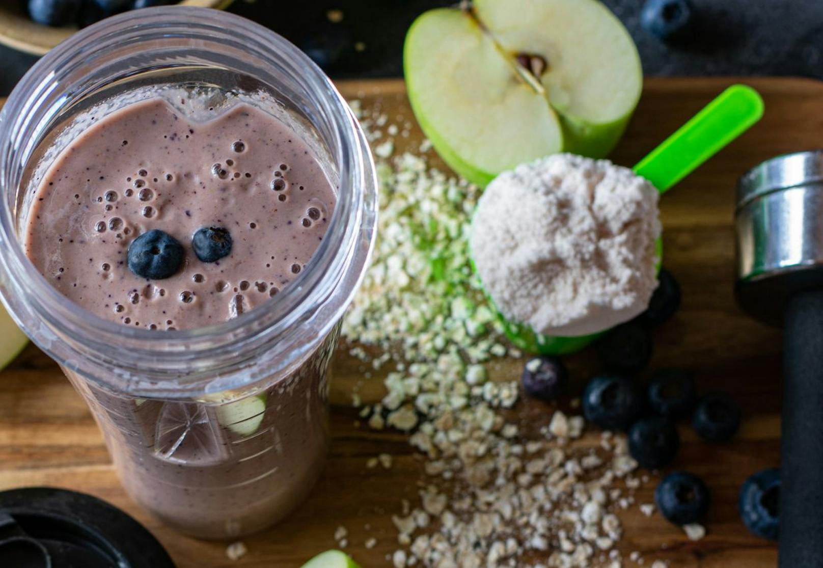 Entscheidest du dich dafür deinen eigenen Shake zu machen hilft es, wenn frische Früchte zur Verwendung kommen. Diese versorgen deinen Körper mit den richtigen Vitaminen und auch natürlichen Süßstoffen. Deinen Proteingehalt kannst du etwa mit der Hilfe von einem Proteinjoghurt decken.  