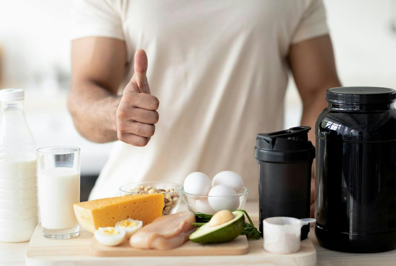 Sorge dafür, dass dein Protein-Shake zu 95 Prozent Eiweiß enthält sowie alle essentiellen Aminosäuren wie Alanin, Glycerin oder Glutamin. 