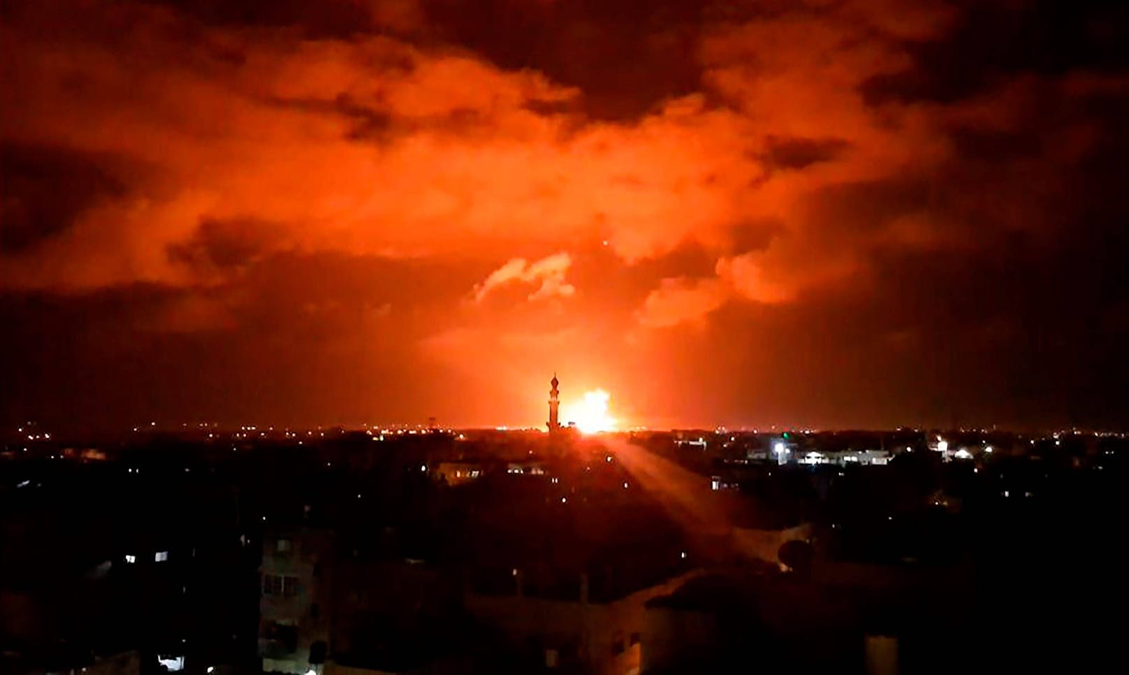In Gaza waren Rauch und Flammen nach dem Raketenbeschuss zu sehen. (9. Mai 2023)