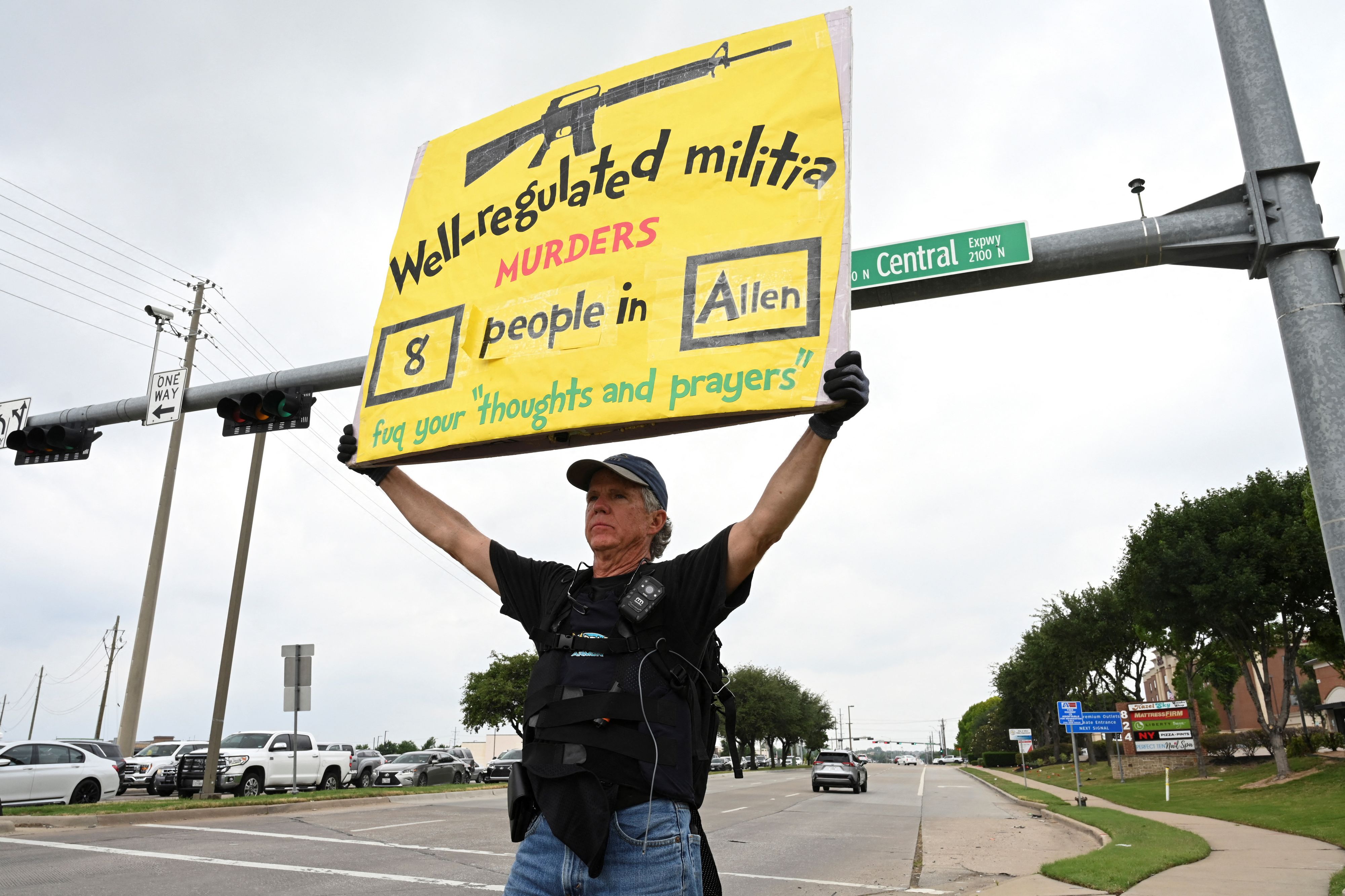 Gordon Jones hält ein Schild zur Unterstützung der Waffenkontrolle, einen Tag nachdem ein Bewaffneter im Einkaufszentrum Allen Premium Outlets in Texas, USA, mehrere Menschen erschossen hat.