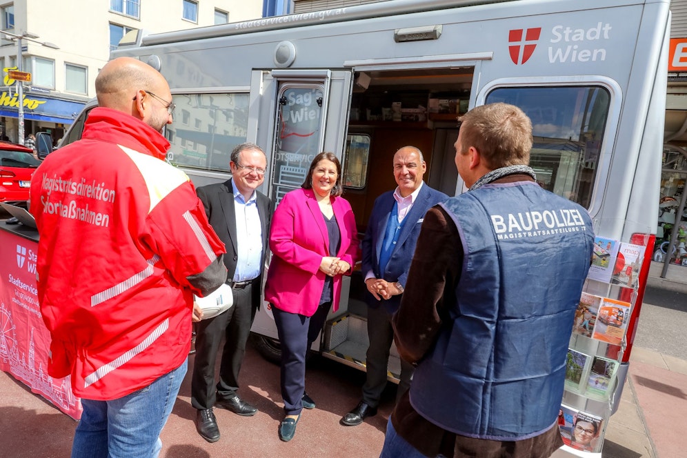 Gerhard Cech, Leiter Baupolizei (MA 37),&nbsp;Wohnbaustadträin Kathrin Gaál (SPÖ) und Walter Hillerer (Leiter der Gruppe Sofortmaßnahmen, v.l.) machten&nbsp;sich vor Ort ein Bild bei den eingesetzten Mitarbeitern.