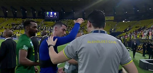 Cristiano Ronaldo reagiert sauer auf den Selfie-Wunsch eines Al-Khaleej-Mitarbeiters.