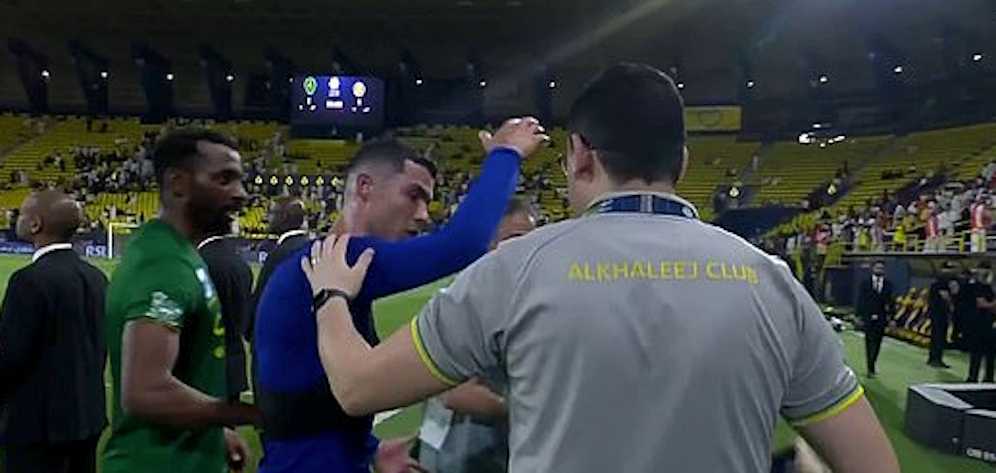 Cristiano Ronaldo reagiert sauer auf den Selfie-Wunsch eines Al-Khaleej-Mitarbeiters.