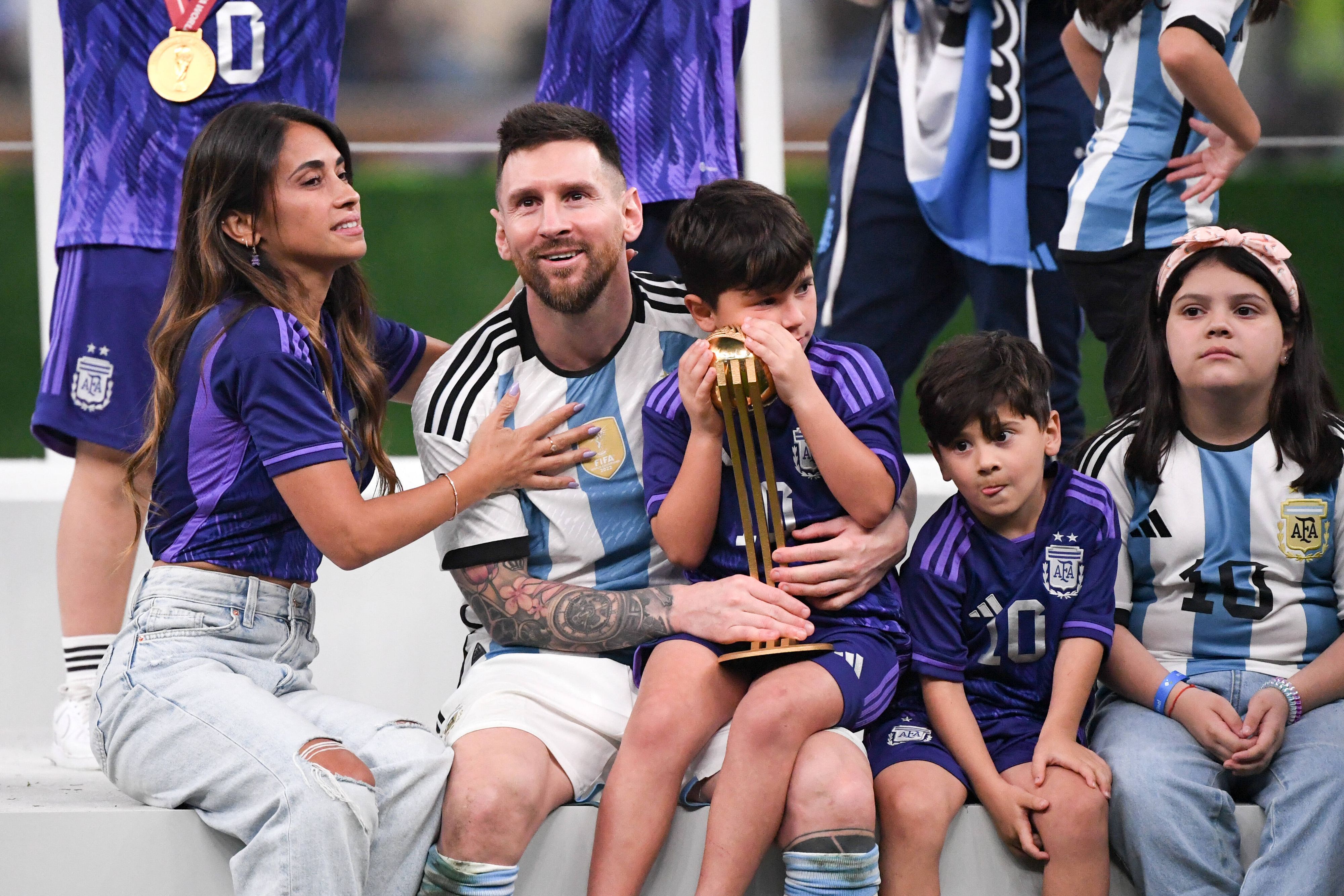 Antonela Roccuzzo (l.) mit Weltmeister Lionel Messi