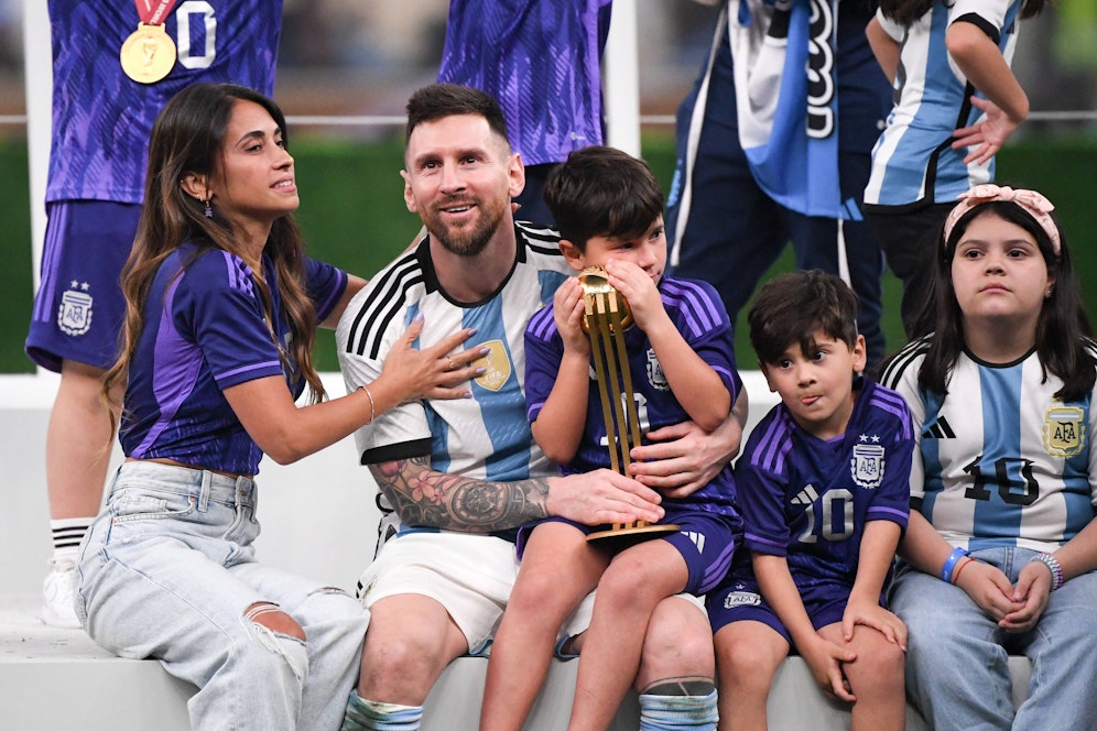 Antonela Roccuzzo (l.) mit Weltmeister Lionel Messi und den Kindern.