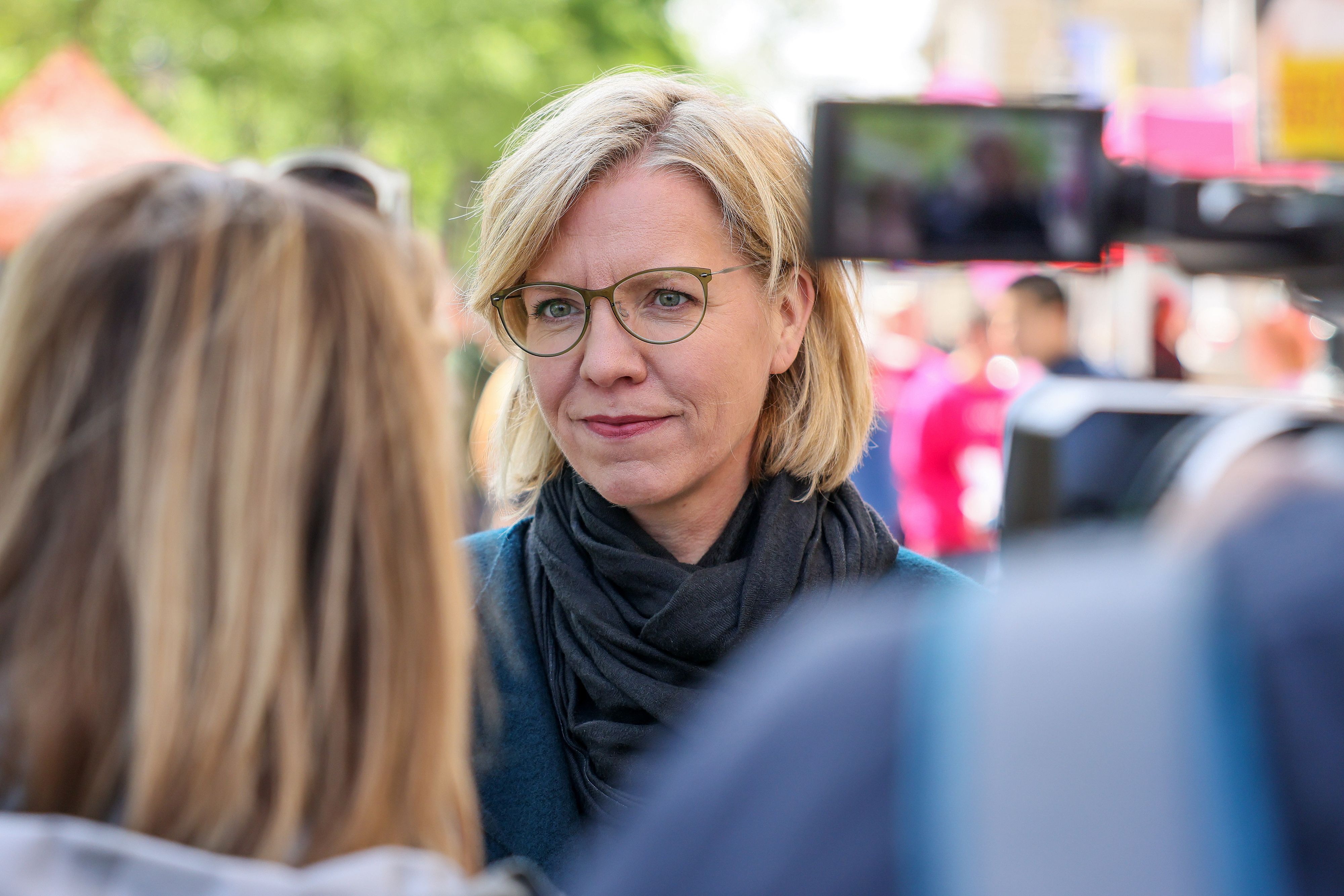 Leonore Gewessler (Grüne) bei einem TV-Interview am Rande der "GRAS Radrettung" am 9. Mai 2023.