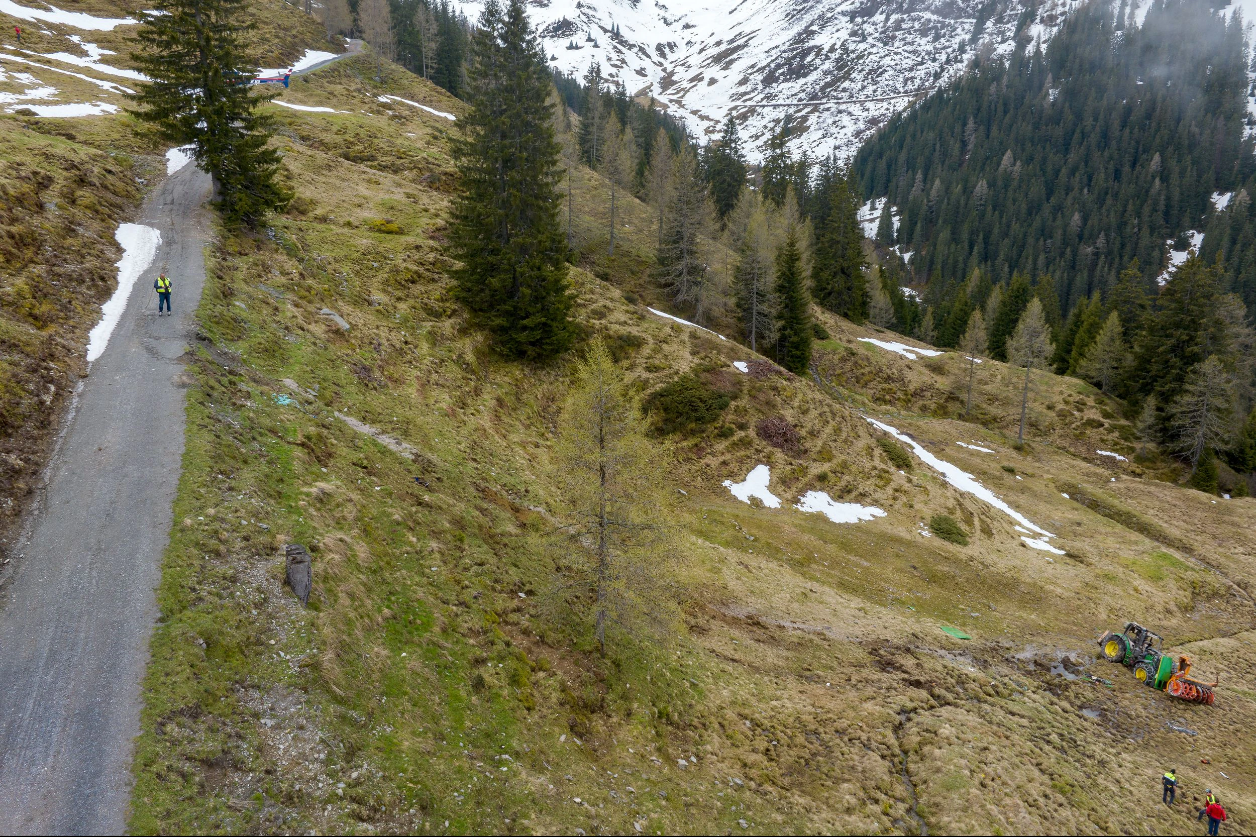 Laut derzeitigem Ermittlungsstand war der Traktor mit den zwei Personen besetzt und dürfte von einer Alm in Richtung Tal gefahren sein (Symbolbild).