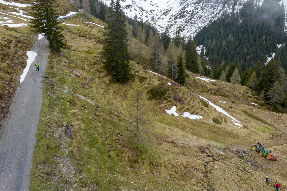 Laut derzeitigem Ermittlungsstand war der Traktor mit den zwei Personen besetzt und dürfte von einer Alm in Richtung Tal gefahren sein.